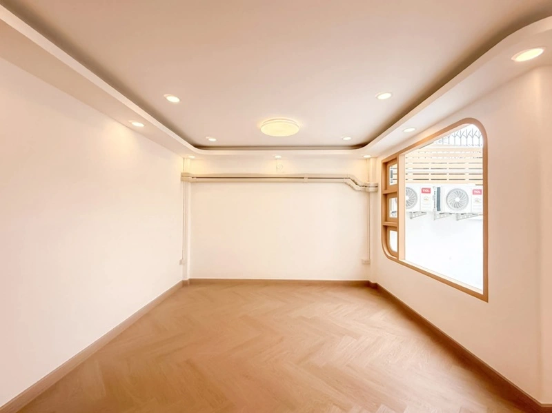 ขายทาวน์เฮ้าส์ ซอยนวลจันทร์ 36 แยก 4 บ้านรีโนเวทใหม่ หลังริม สไตล์ Minimal Nordic เนื้อที่ 19 ตร.วา 2 ห้องนอน 1 ห้องน้ำ จอดรถ 1 คัน บ้านพร้อมอยู่ โทนสวยอยู่สบาย ใกล้ตลาดปัฐวิกรณ์ Makro นวมินทร์ โรงเรียน รพ.นวเวช รพ.พญาไท นวมินทร์ และทางด่วน ถนนเลียบด่วนรามอินทรา เพียง 1.99 ล้านบาท ฟรีโอน