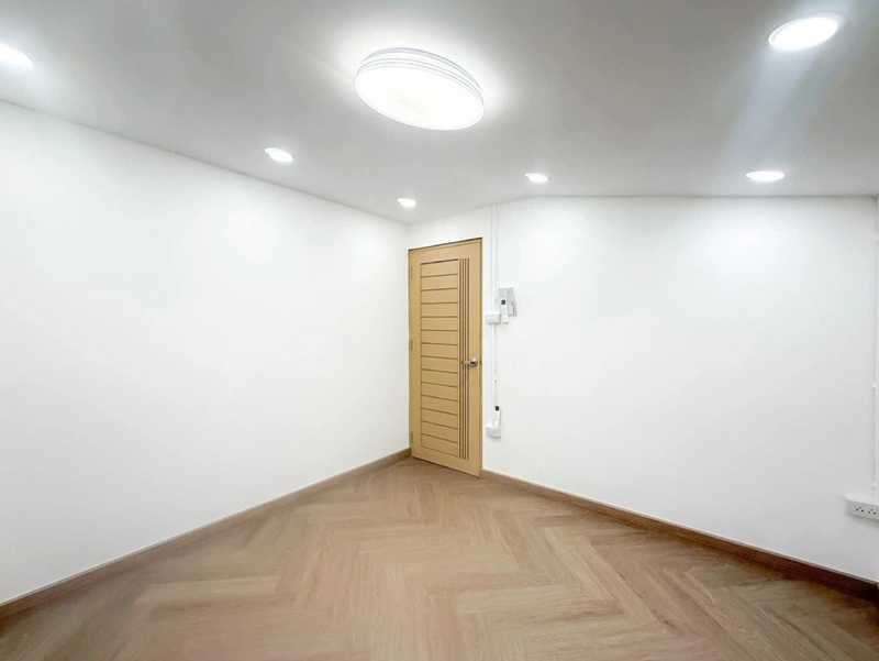 ขายทาวน์เฮ้าส์ ซอยนวลจันทร์ 36 แยก 4 บ้านรีโนเวทใหม่ หลังริม สไตล์ Minimal Nordic เนื้อที่ 19 ตร.วา 2 ห้องนอน 1 ห้องน้ำ จอดรถ 1 คัน บ้านพร้อมอยู่ โทนสวยอยู่สบาย ใกล้ตลาดปัฐวิกรณ์ Makro นวมินทร์ โรงเรียน รพ.นวเวช รพ.พญาไท นวมินทร์ และทางด่วน ถนนเลียบด่วนรามอินทรา เพียง 1.99 ล้านบาท ฟรีโอน