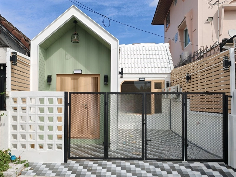 ขายทาวน์เฮ้าส์ ซอยนวลจันทร์ 36 แยก 4 บ้านรีโนเวทใหม่ หลังริม สไตล์ Minimal Nordic เนื้อที่ 19 ตร.วา 2 ห้องนอน 1 ห้องน้ำ จอดรถ 1 คัน บ้านพร้อมอยู่ โทนสวยอยู่สบาย ใกล้ตลาดปัฐวิกรณ์ Makro นวมินทร์ โรงเรียน รพ.นวเวช รพ.พญาไท นวมินทร์ และทางด่วน ถนนเลียบด่วนรามอินทรา เพียง 1.99 ล้านบาท ฟรีโอน