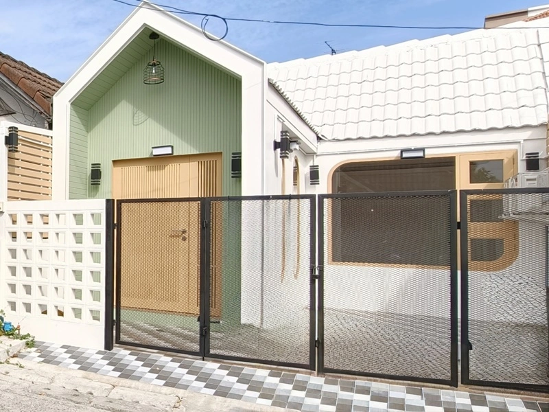 ขายทาวน์เฮ้าส์ ซอยนวลจันทร์ 36 แยก 4 บ้านรีโนเวทใหม่ หลังริม สไตล์ Minimal Nordic เนื้อที่ 19 ตร.วา 2 ห้องนอน 1 ห้องน้ำ จอดรถ 1 คัน บ้านพร้อมอยู่ โทนสวยอยู่สบาย ใกล้ตลาดปัฐวิกรณ์ Makro นวมินทร์ โรงเรียน รพ.นวเวช รพ.พญาไท นวมินทร์ และทางด่วน ถนนเลียบด่วนรามอินทรา เพียง 1.99 ล้านบาท ฟรีโอน