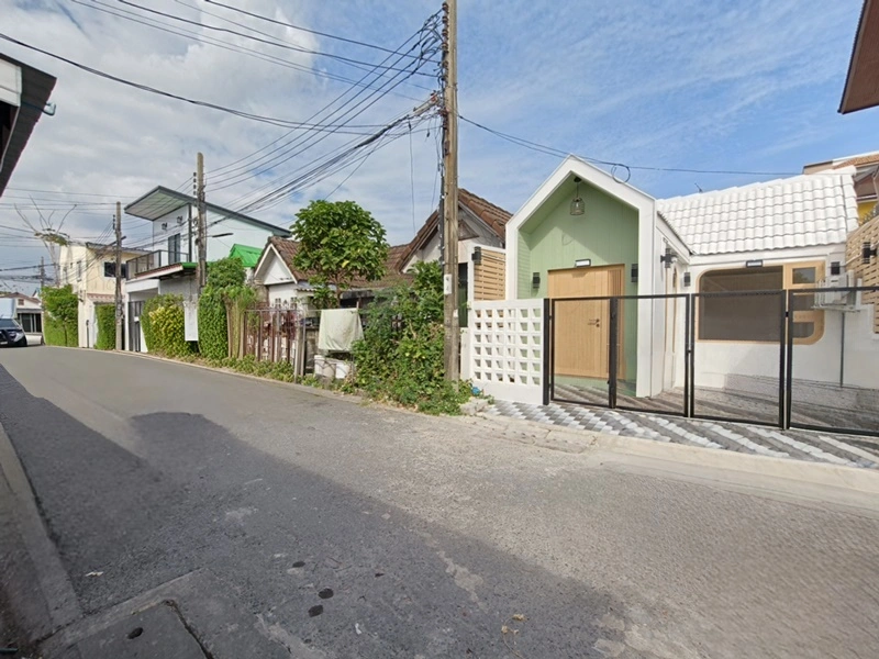 ขายทาวน์เฮ้าส์ ซอยนวลจันทร์ 36 แยก 4 บ้านรีโนเวทใหม่ หลังริม สไตล์ Minimal Nordic เนื้อที่ 19 ตร.วา 2 ห้องนอน 1 ห้องน้ำ จอดรถ 1 คัน บ้านพร้อมอยู่ โทนสวยอยู่สบาย ใกล้ตลาดปัฐวิกรณ์ Makro นวมินทร์ โรงเรียน รพ.นวเวช รพ.พญาไท นวมินทร์ และทางด่วน ถนนเลียบด่วนรามอินทรา เพียง 1.99 ล้านบาท ฟรีโอน