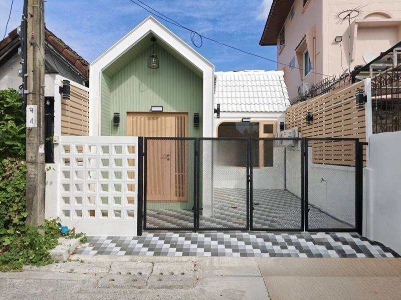 ขายทาวน์เฮ้าส์ ซอยนวลจันทร์ 36 แยก 4 บ้านรีโนเวทใหม่ หลังริม สไตล์ Minimal Nordic เนื้อที่ 19 ตร.วา 2 ห้องนอน 1 ห้องน้ำ จอดรถ 1 คัน บ้านพร้อมอยู่ โทนสวยอยู่สบาย ใกล้ตลาดปัฐวิกรณ์ Makro นวมินทร์ โรงเรียน รพ.นวเวช รพ.พญาไท นวมินทร์ และทางด่วน ถนนเลียบด่วนรามอินทรา เพียง 1.99 ล้านบาท ฟรีโอน