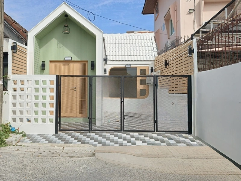 ขายทาวน์เฮ้าส์ ซอยนวลจันทร์ 36 แยก 4 บ้านรีโนเวทใหม่ หลังริม สไตล์ Minimal Nordic เนื้อที่ 19 ตร.วา 2 ห้องนอน 1 ห้องน้ำ จอดรถ 1 คัน บ้านพร้อมอยู่ โทนสวยอยู่สบาย ใกล้ตลาดปัฐวิกรณ์ Makro นวมินทร์ โรงเรียน รพ.นวเวช รพ.พญาไท นวมินทร์ และทางด่วน ถนนเลียบด่วนรามอินทรา เพียง 1.99 ล้านบาท ฟรีโอน