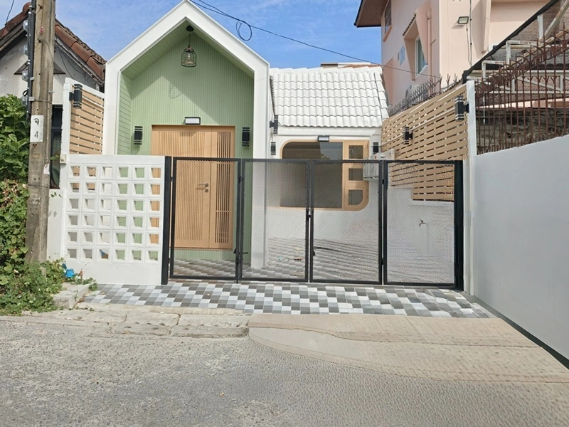 ขายทาวน์เฮ้าส์ ซอยนวลจันทร์ 36 แยก 4 บ้านรีโนเวทใหม่ หลังริม สไตล์ Minimal Nordic เนื้อที่ 19 ตร.วา 2 ห้องนอน 1 ห้องน้ำ จอดรถ 1 คัน บ้านพร้อมอยู่ โทนสวยอยู่สบาย ใกล้ตลาดปัฐวิกรณ์ Makro นวมินทร์ โรงเรียน รพ.นวเวช รพ.พญาไท นวมินทร์ และทางด่วน ถนนเลียบด่วนรามอินทรา เพียง 1.99 ล้านบาท ฟรีโอน