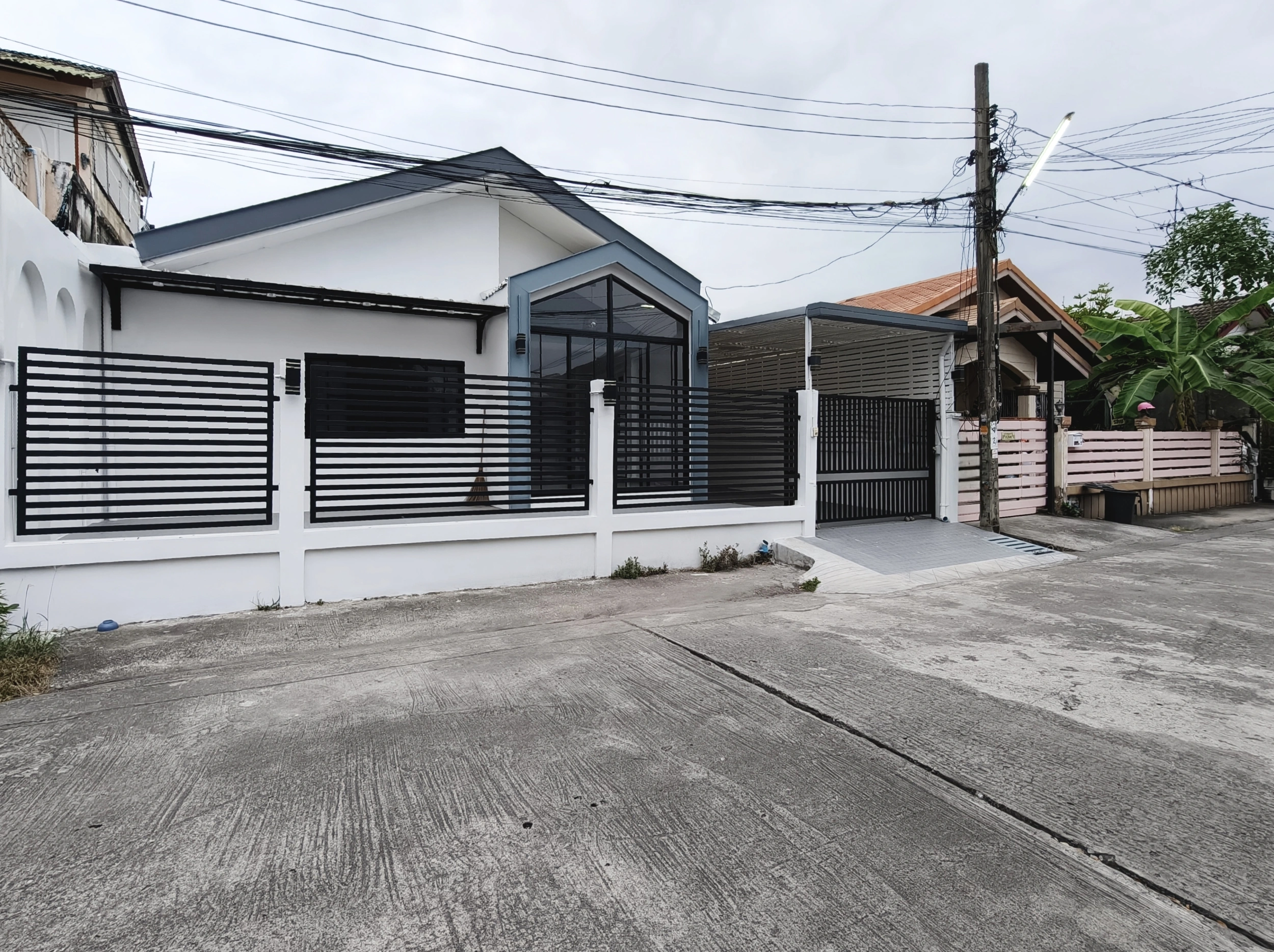 ทาวน์เฮ้าส์ หมู่บ้านเคหะธานี 2 นวลจันทร์ 56 บ้านรีโนเวทใหม่ ชั้นเดียว เนื้อที่ 36 ตร.วา 3 ห้องนอน 2 ห้องน้ำ เหมาะสำหรับอยู่กับพ่อแม่หรือวัยเกษียณ เดินสะดวก ปลอดภัย ใกล้โรงพยาบาล ตลาด และแหล่งชุมชน