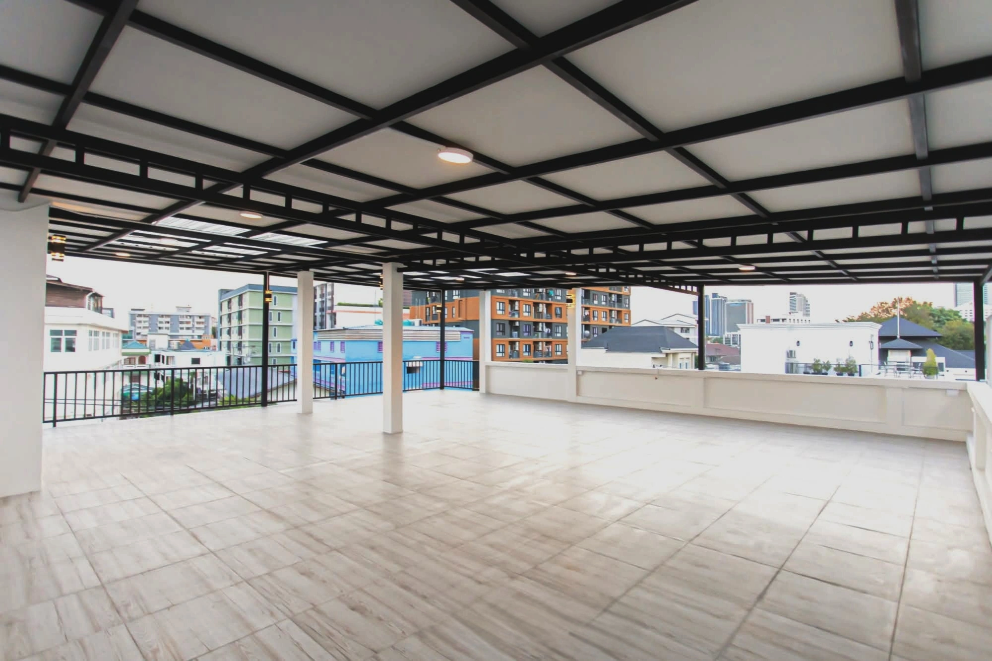 สำนักงาน 4 ชั้น รีโนเวทใหม่ ซอย 20 มิถุนา ห้วยขวาง เนื้อที่ 51 ตร.วา 7 ห้องนอน 5 ห้องน้ำ มีดาดฟ้า จอดรถ 8 คัน เหมาะสำนักงานใหญ่ บริษัท หรือออฟฟิศผู้บริหาร ใกล้ MRT สุทธิสาร และรถไฟฟ้าสายสีเหลือง