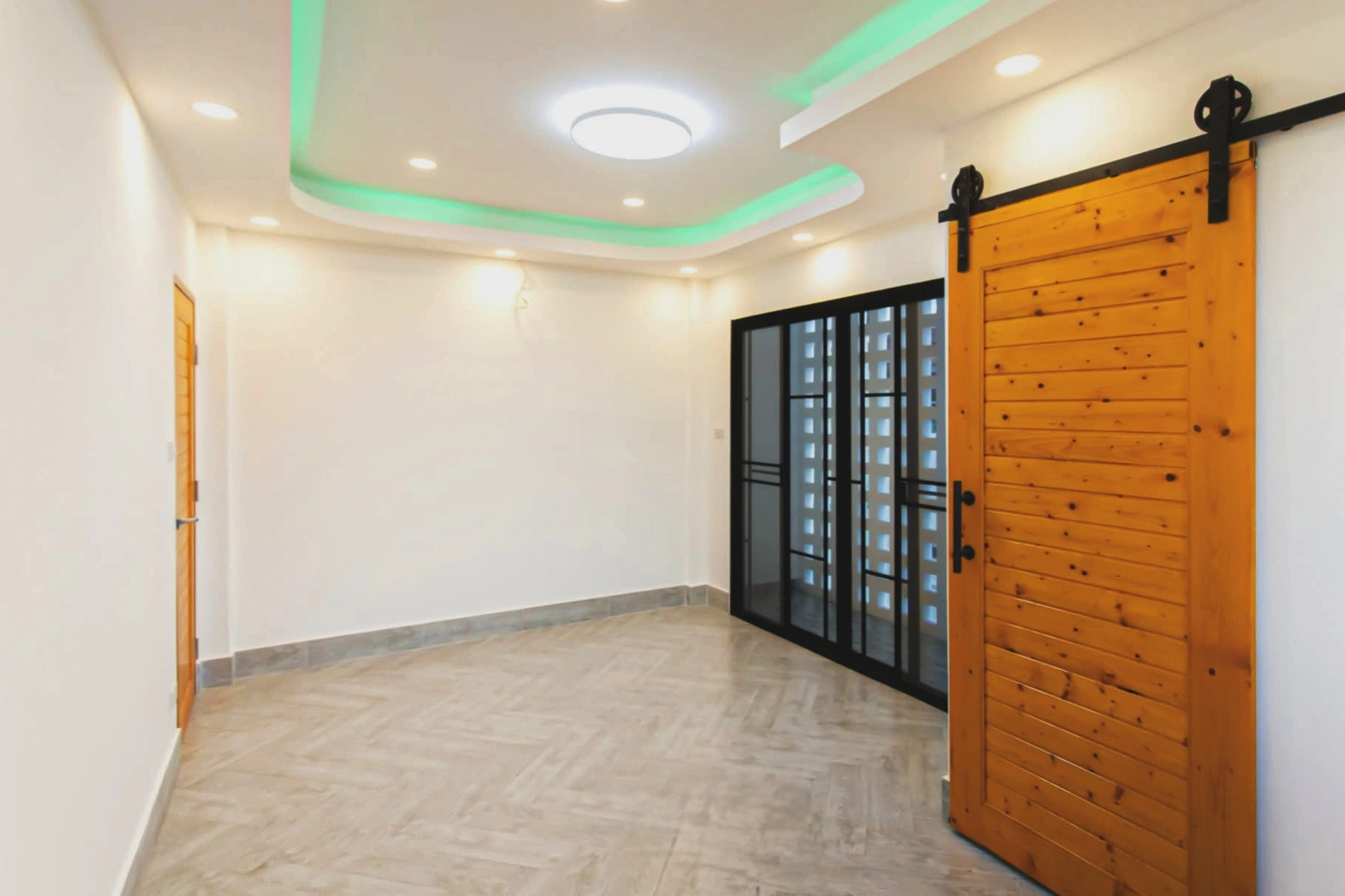 สำนักงาน 4 ชั้น รีโนเวทใหม่ ซอย 20 มิถุนา ห้วยขวาง เนื้อที่ 51 ตร.วา 7 ห้องนอน 5 ห้องน้ำ มีดาดฟ้า จอดรถ 8 คัน เหมาะสำนักงานใหญ่ บริษัท หรือออฟฟิศผู้บริหาร ใกล้ MRT สุทธิสาร และรถไฟฟ้าสายสีเหลือง