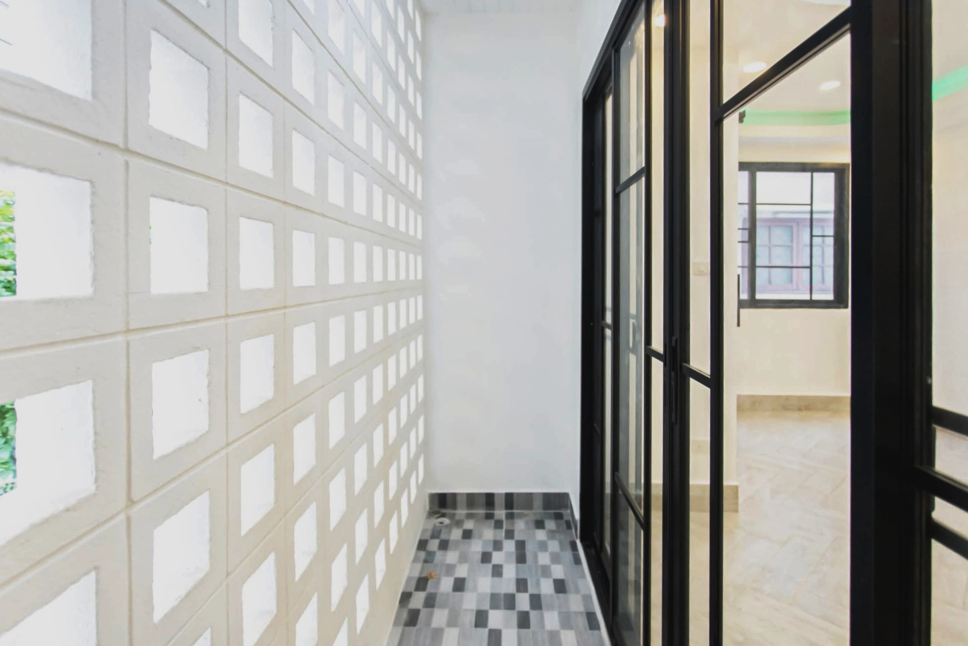 สำนักงาน 4 ชั้น รีโนเวทใหม่ ซอย 20 มิถุนา ห้วยขวาง เนื้อที่ 51 ตร.วา 7 ห้องนอน 5 ห้องน้ำ มีดาดฟ้า จอดรถ 8 คัน เหมาะสำนักงานใหญ่ บริษัท หรือออฟฟิศผู้บริหาร ใกล้ MRT สุทธิสาร และรถไฟฟ้าสายสีเหลือง