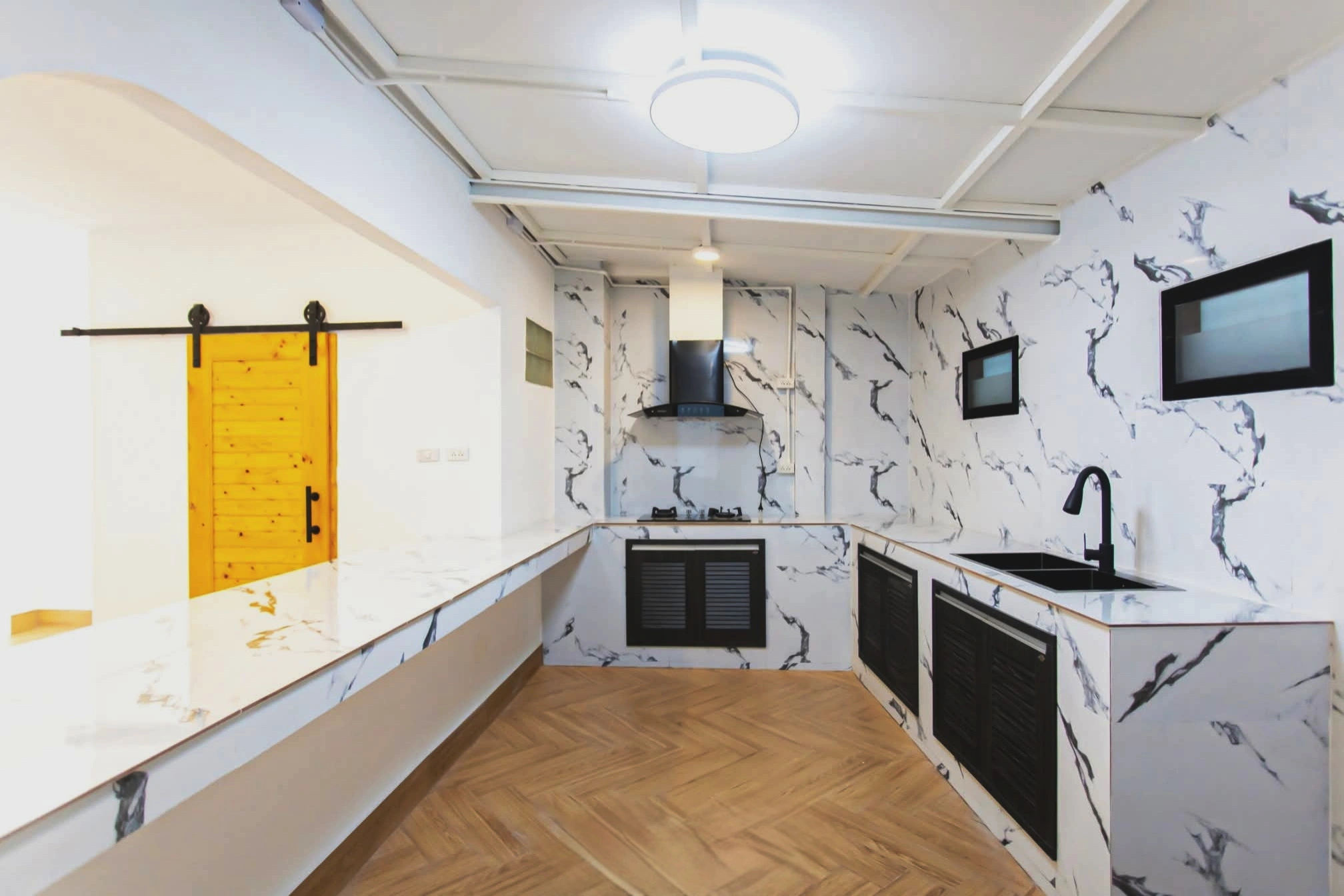 สำนักงาน 4 ชั้น รีโนเวทใหม่ ซอย 20 มิถุนา ห้วยขวาง เนื้อที่ 51 ตร.วา 7 ห้องนอน 5 ห้องน้ำ มีดาดฟ้า จอดรถ 8 คัน เหมาะสำนักงานใหญ่ บริษัท หรือออฟฟิศผู้บริหาร ใกล้ MRT สุทธิสาร และรถไฟฟ้าสายสีเหลือง