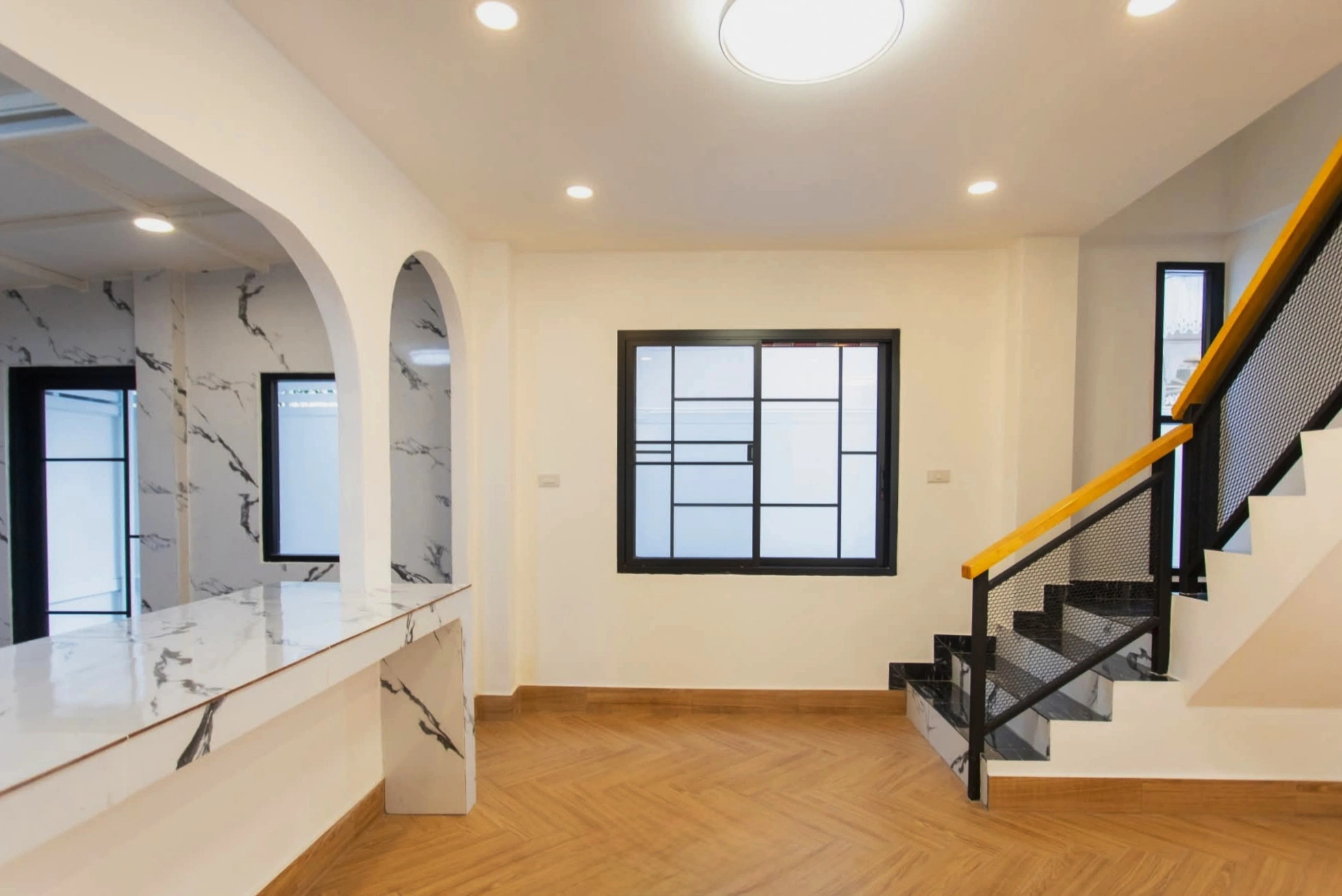 สำนักงาน 4 ชั้น รีโนเวทใหม่ ซอย 20 มิถุนา ห้วยขวาง เนื้อที่ 51 ตร.วา 7 ห้องนอน 5 ห้องน้ำ มีดาดฟ้า จอดรถ 8 คัน เหมาะสำนักงานใหญ่ บริษัท หรือออฟฟิศผู้บริหาร ใกล้ MRT สุทธิสาร และรถไฟฟ้าสายสีเหลือง