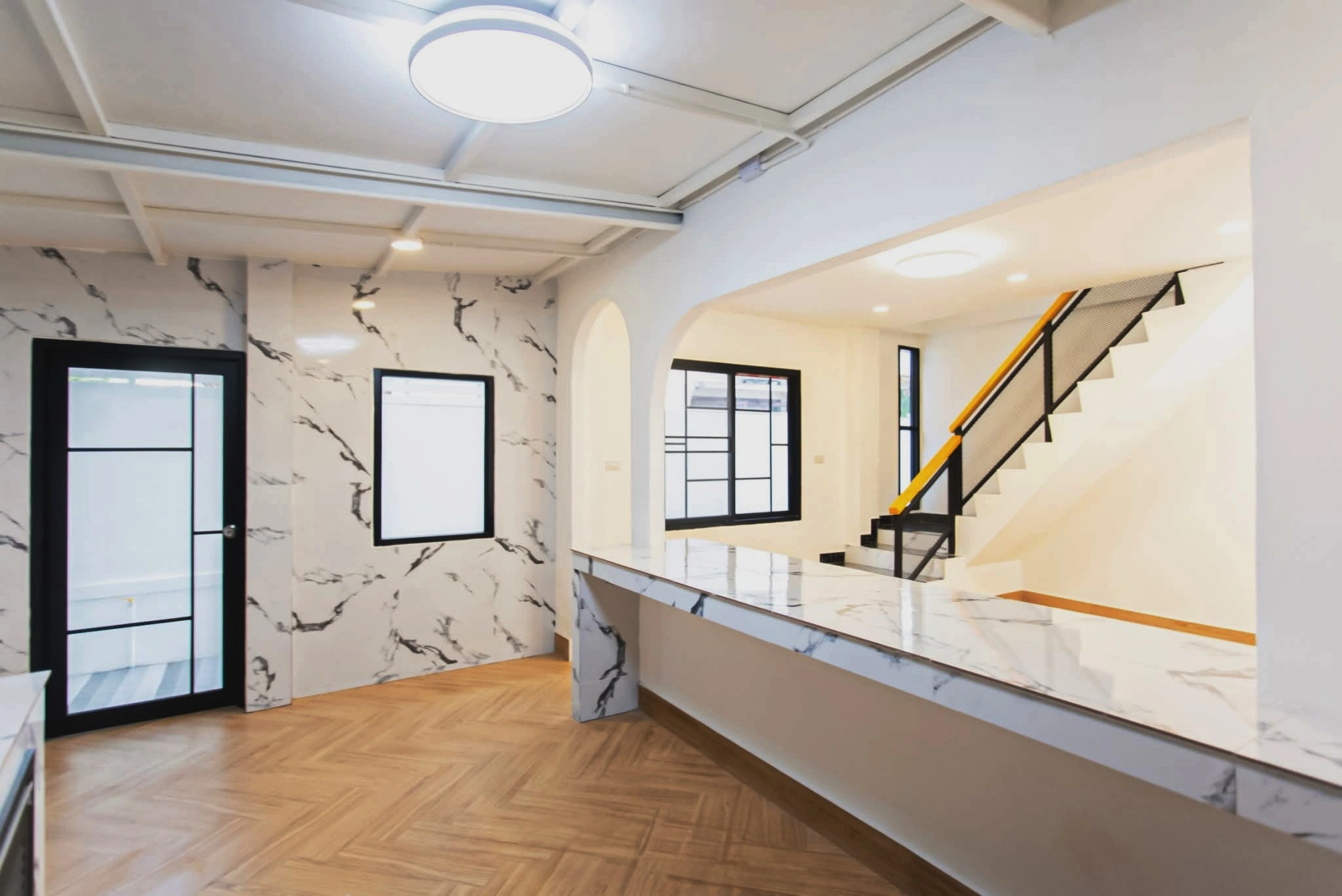 สำนักงาน 4 ชั้น รีโนเวทใหม่ ซอย 20 มิถุนา ห้วยขวาง เนื้อที่ 51 ตร.วา 7 ห้องนอน 5 ห้องน้ำ มีดาดฟ้า จอดรถ 8 คัน เหมาะสำนักงานใหญ่ บริษัท หรือออฟฟิศผู้บริหาร ใกล้ MRT สุทธิสาร และรถไฟฟ้าสายสีเหลือง