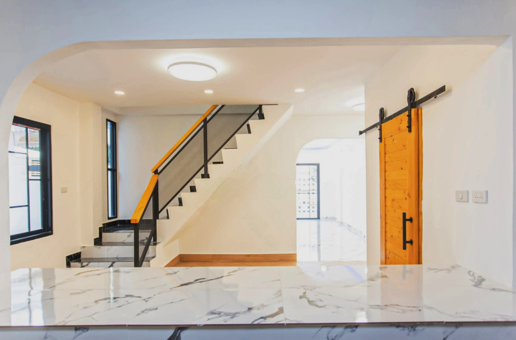 สำนักงาน 4 ชั้น รีโนเวทใหม่ ซอย 20 มิถุนา ห้วยขวาง เนื้อที่ 51 ตร.วา 7 ห้องนอน 5 ห้องน้ำ มีดาดฟ้า จอดรถ 8 คัน เหมาะสำนักงานใหญ่ บริษัท หรือออฟฟิศผู้บริหาร ใกล้ MRT สุทธิสาร และรถไฟฟ้าสายสีเหลือง