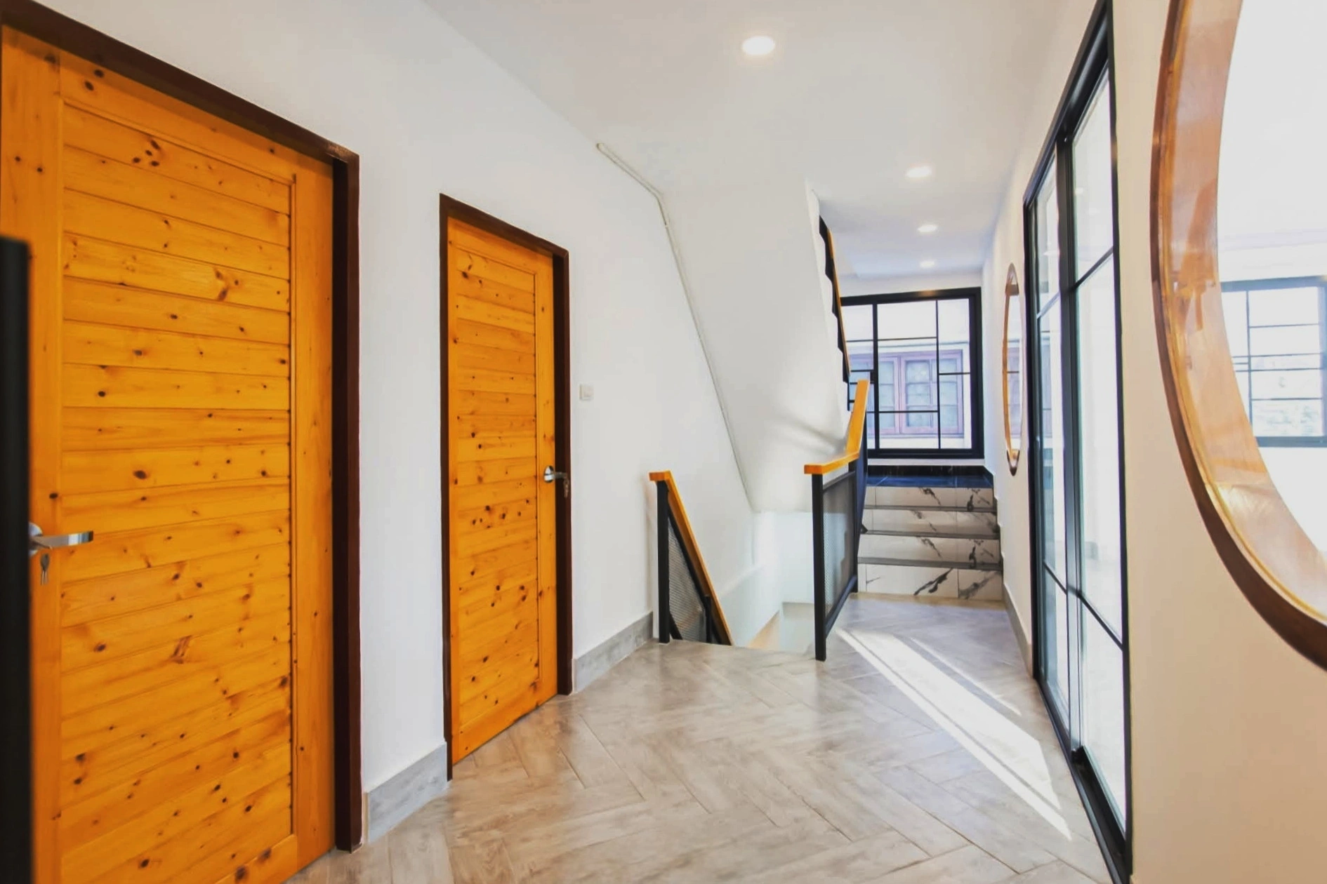 สำนักงาน 4 ชั้น รีโนเวทใหม่ ซอย 20 มิถุนา ห้วยขวาง เนื้อที่ 51 ตร.วา 7 ห้องนอน 5 ห้องน้ำ มีดาดฟ้า จอดรถ 8 คัน เหมาะสำนักงานใหญ่ บริษัท หรือออฟฟิศผู้บริหาร ใกล้ MRT สุทธิสาร และรถไฟฟ้าสายสีเหลือง