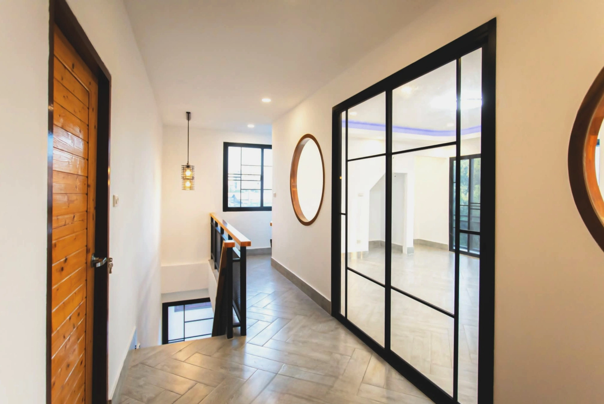 สำนักงาน 4 ชั้น รีโนเวทใหม่ ซอย 20 มิถุนา ห้วยขวาง เนื้อที่ 51 ตร.วา 7 ห้องนอน 5 ห้องน้ำ มีดาดฟ้า จอดรถ 8 คัน เหมาะสำนักงานใหญ่ บริษัท หรือออฟฟิศผู้บริหาร ใกล้ MRT สุทธิสาร และรถไฟฟ้าสายสีเหลือง