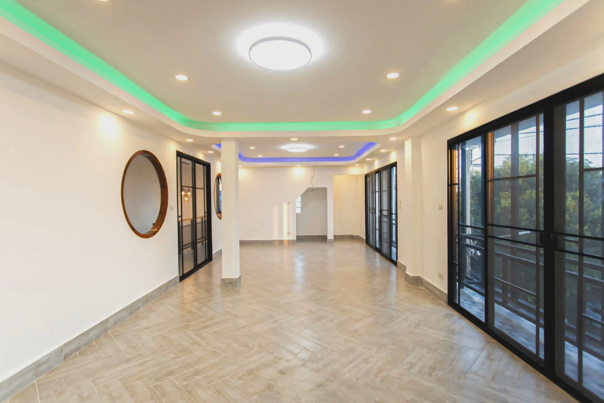 สำนักงาน 4 ชั้น รีโนเวทใหม่ ซอย 20 มิถุนา ห้วยขวาง เนื้อที่ 51 ตร.วา 7 ห้องนอน 5 ห้องน้ำ มีดาดฟ้า จอดรถ 8 คัน เหมาะสำนักงานใหญ่ บริษัท หรือออฟฟิศผู้บริหาร ใกล้ MRT สุทธิสาร และรถไฟฟ้าสายสีเหลือง