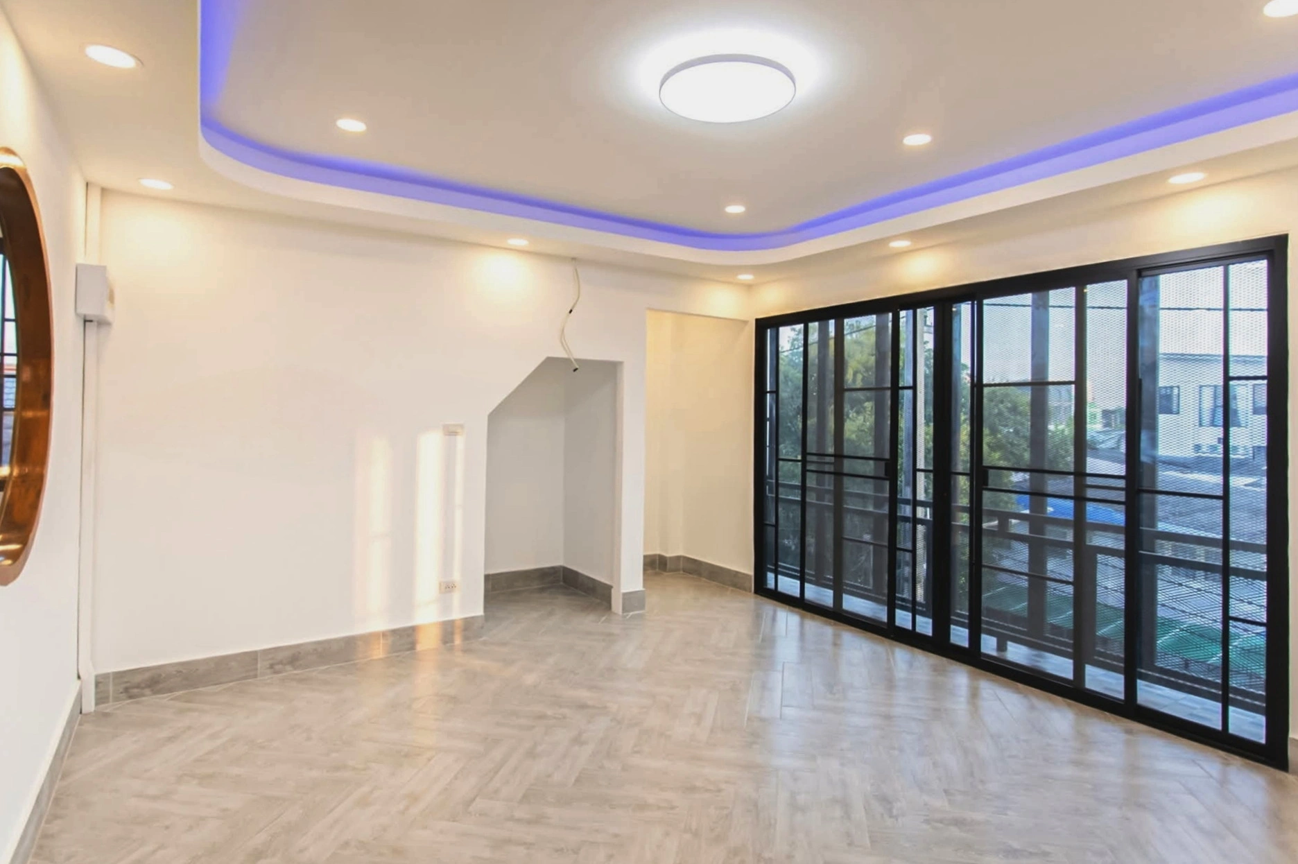 สำนักงาน 4 ชั้น รีโนเวทใหม่ ซอย 20 มิถุนา ห้วยขวาง เนื้อที่ 51 ตร.วา 7 ห้องนอน 5 ห้องน้ำ มีดาดฟ้า จอดรถ 8 คัน เหมาะสำนักงานใหญ่ บริษัท หรือออฟฟิศผู้บริหาร ใกล้ MRT สุทธิสาร และรถไฟฟ้าสายสีเหลือง