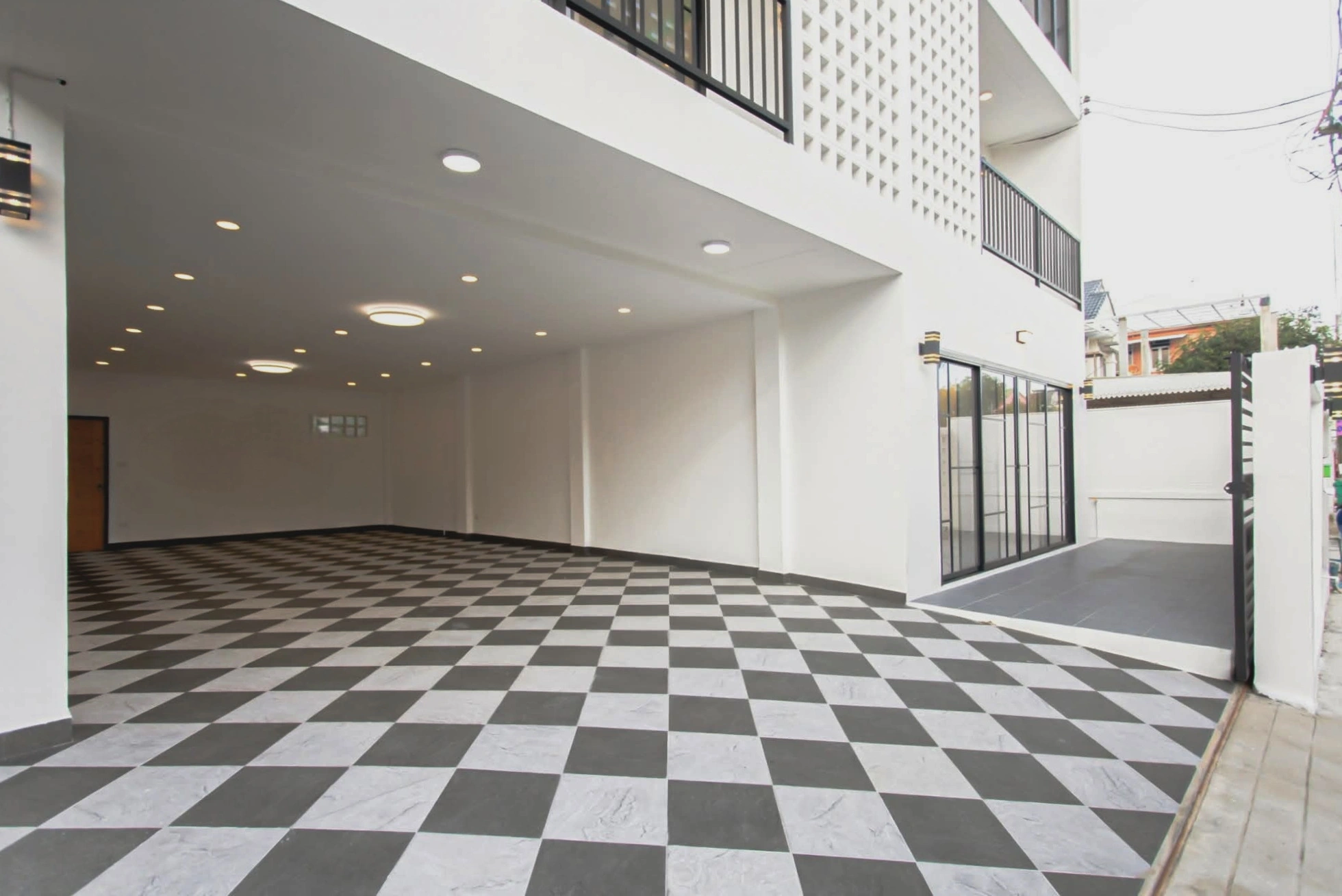 สำนักงาน 4 ชั้น รีโนเวทใหม่ ซอย 20 มิถุนา ห้วยขวาง เนื้อที่ 51 ตร.วา 7 ห้องนอน 5 ห้องน้ำ มีดาดฟ้า จอดรถ 8 คัน เหมาะสำนักงานใหญ่ บริษัท หรือออฟฟิศผู้บริหาร ใกล้ MRT สุทธิสาร และรถไฟฟ้าสายสีเหลือง