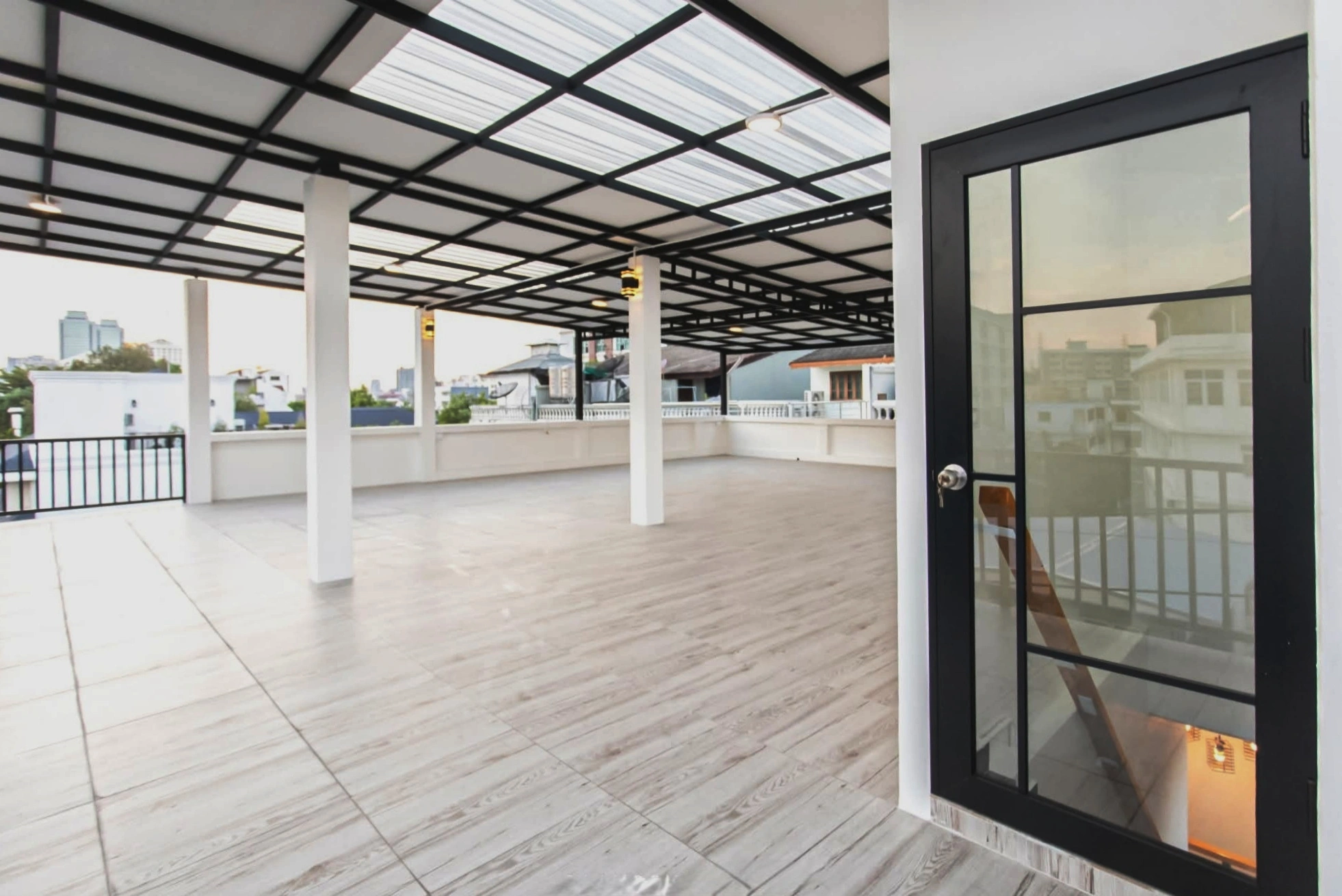 สำนักงาน 4 ชั้น รีโนเวทใหม่ ซอย 20 มิถุนา ห้วยขวาง เนื้อที่ 51 ตร.วา 7 ห้องนอน 5 ห้องน้ำ มีดาดฟ้า จอดรถ 8 คัน เหมาะสำนักงานใหญ่ บริษัท หรือออฟฟิศผู้บริหาร ใกล้ MRT สุทธิสาร และรถไฟฟ้าสายสีเหลือง