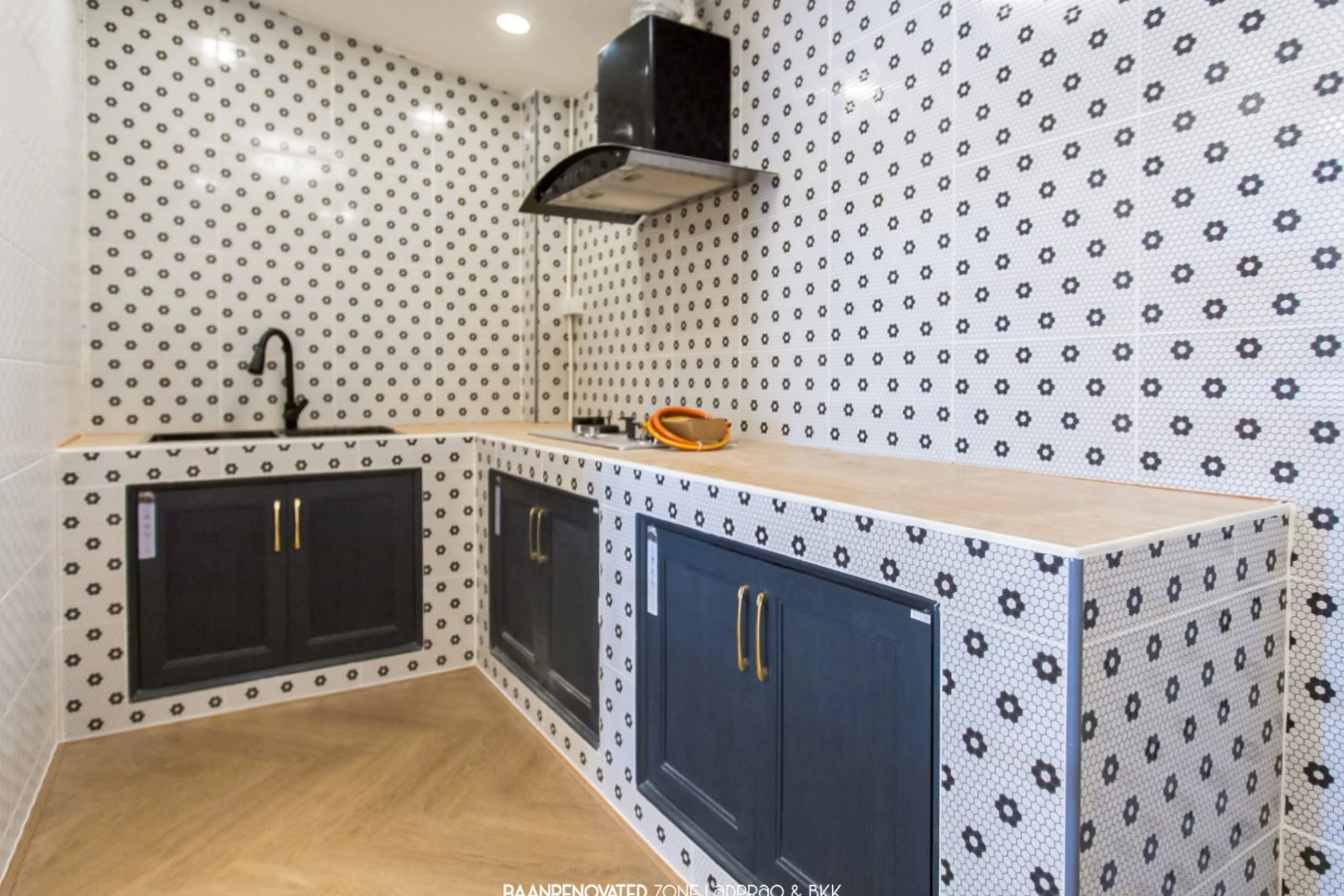 ทาวน์เฮ้าส์ นวมินทร์ 135 แยก 4-1 รีโนเวทใหม่ทั้งหลัง เนื้อที่ 16 ตร.ว. 2 นอน 2 น้ำ พื้น SPC เกรดพรีเมียม ระบบน้ำไฟใหม่ จอดรถ 1 คัน ใกล้ โลตัส สุขาภิบาล1 ตลาดปัฐวิกรณ์ Makro นวมินทร์ ทางด่วน เลียบทางด่วนฯ และมอเตอร์เวย์