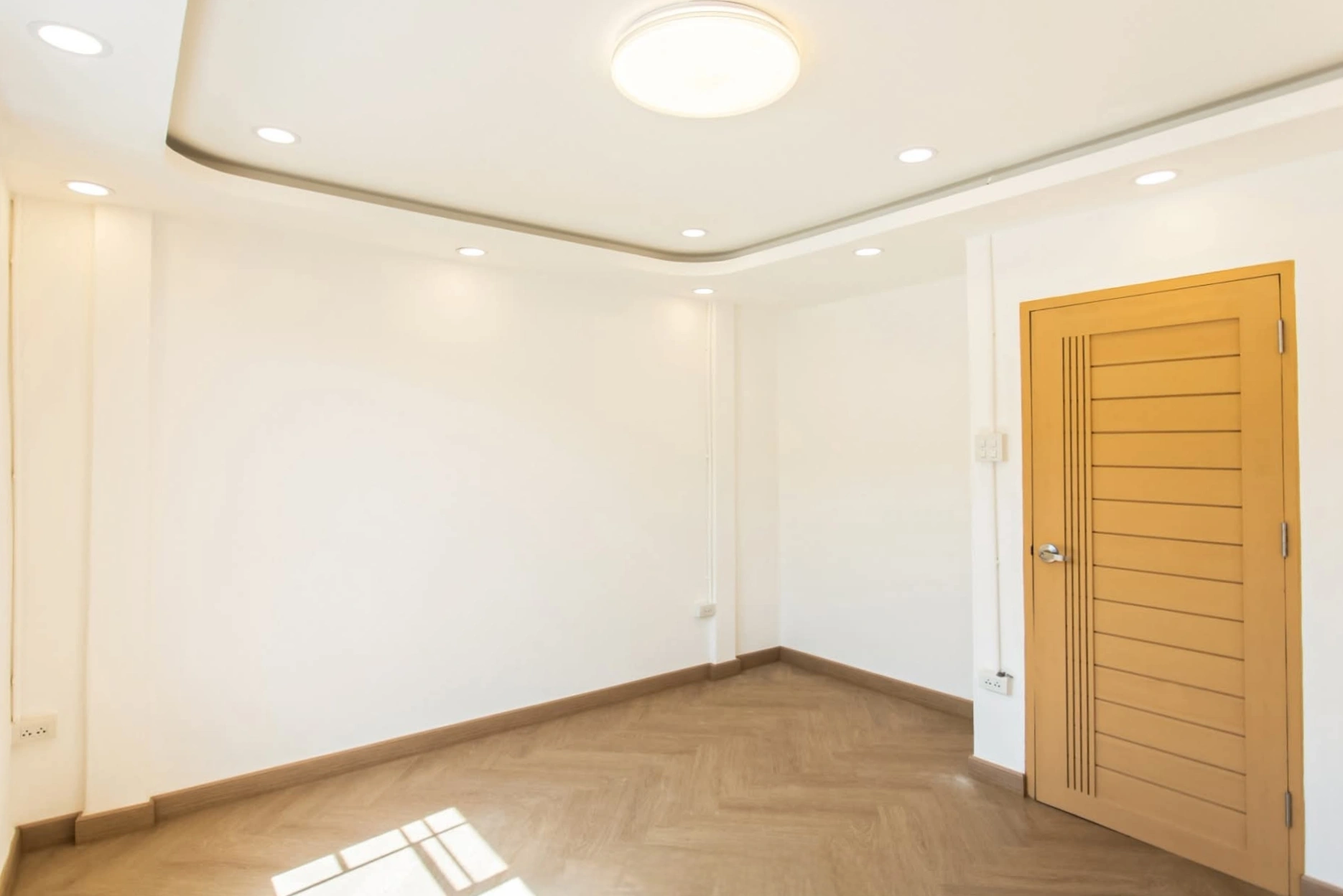 ทาวน์เฮ้าส์ นวมินทร์ 135 แยก 4-1 รีโนเวทใหม่ทั้งหลัง เนื้อที่ 16 ตร.ว. 2 นอน 2 น้ำ พื้น SPC เกรดพรีเมียม ระบบน้ำไฟใหม่ จอดรถ 1 คัน ใกล้ โลตัส สุขาภิบาล1 ตลาดปัฐวิกรณ์ Makro นวมินทร์ ทางด่วน เลียบทางด่วนฯ และมอเตอร์เวย์