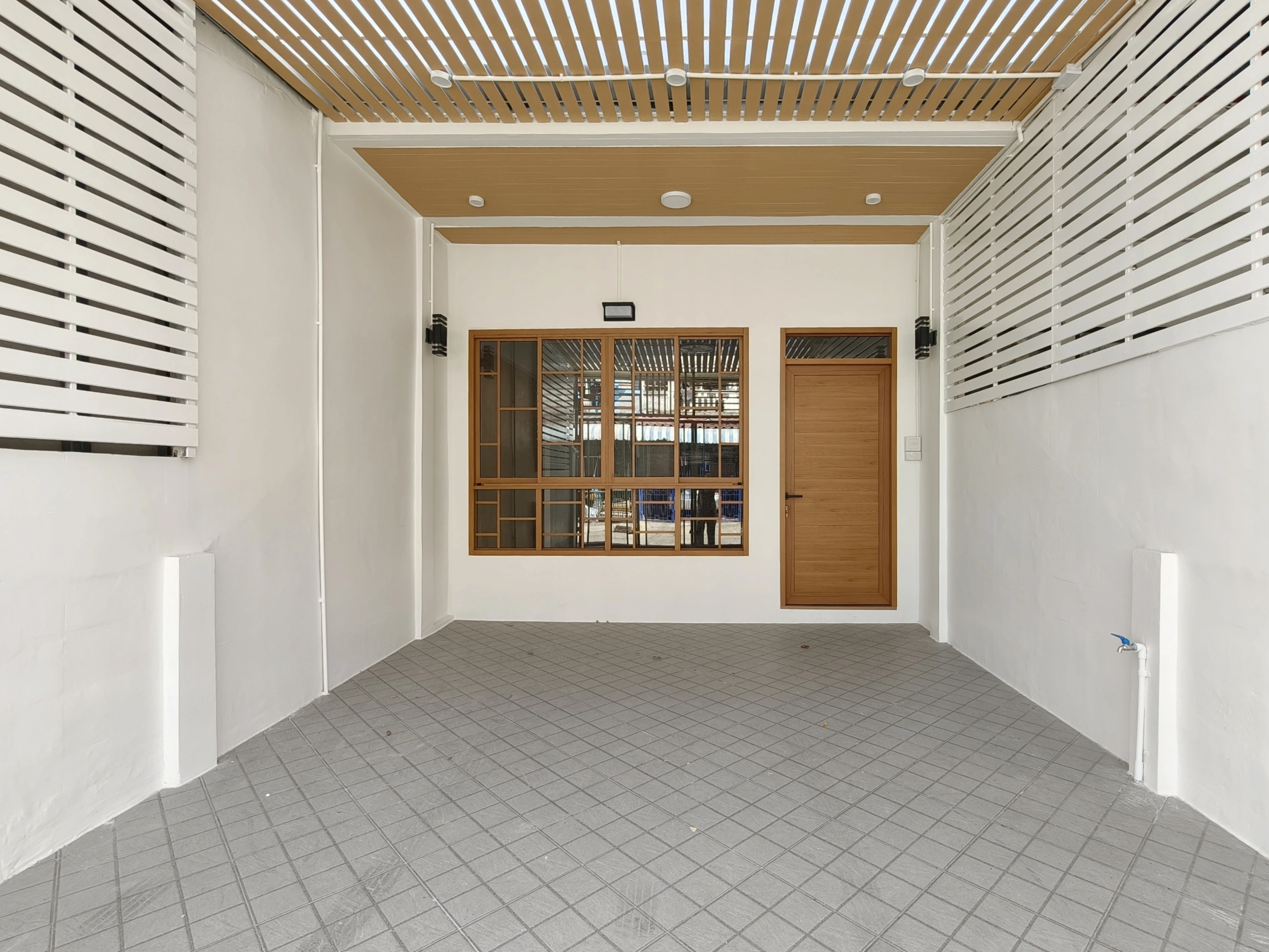 ทาวน์เฮ้าส์ นวมินทร์ 135 แยก 4-1 รีโนเวทใหม่ทั้งหลัง เนื้อที่ 16 ตร.ว. 2 นอน 2 น้ำ พื้น SPC เกรดพรีเมียม ระบบน้ำไฟใหม่ จอดรถ 1 คัน ใกล้ โลตัส สุขาภิบาล1 ตลาดปัฐวิกรณ์ Makro นวมินทร์ ทางด่วน เลียบทางด่วนฯ และมอเตอร์เวย์