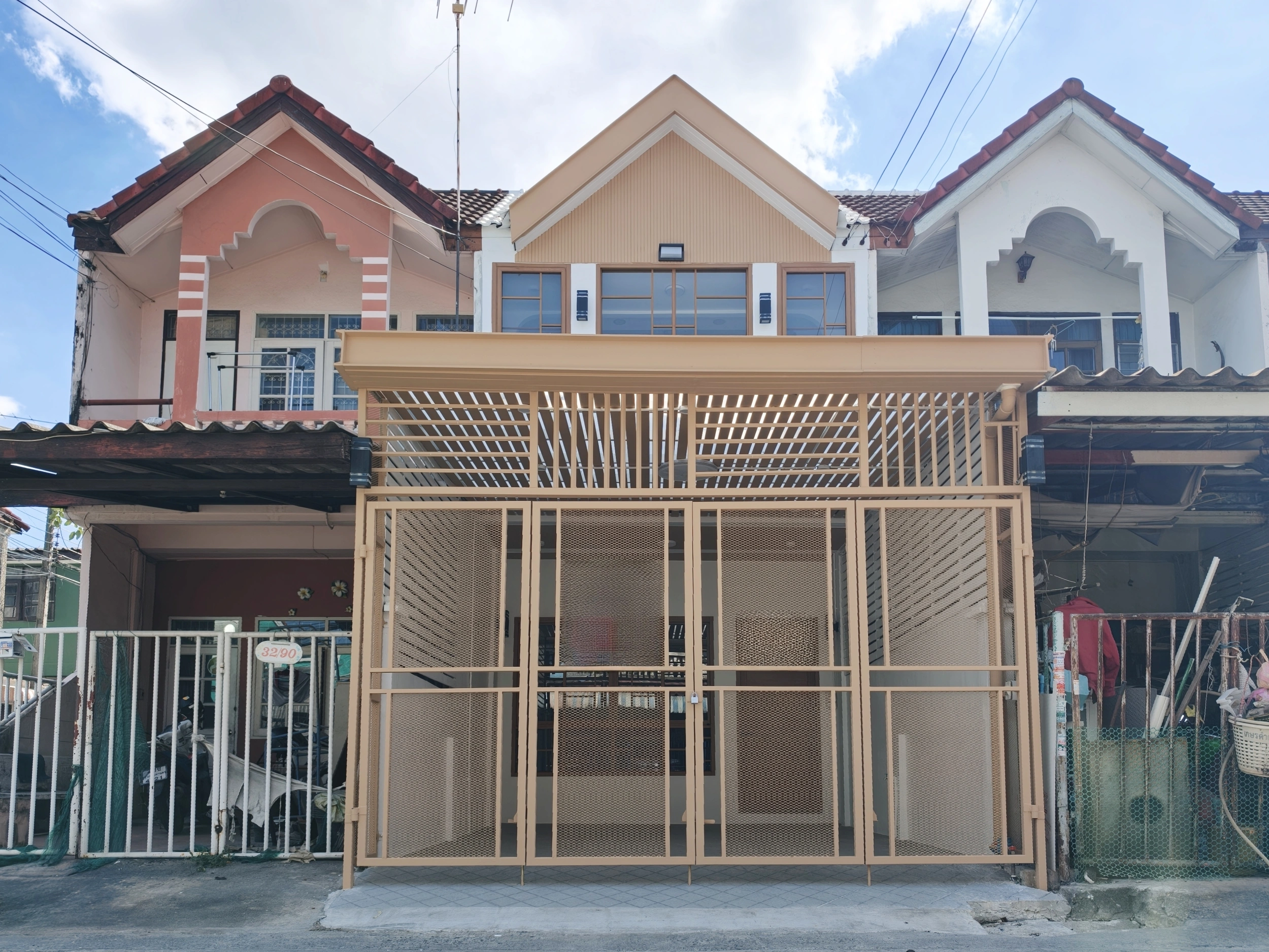 ทาวน์เฮ้าส์ นวมินทร์ 135 แยก 4-1 รีโนเวทใหม่ทั้งหลัง เนื้อที่ 16 ตร.ว. 2 นอน 2 น้ำ พื้น SPC เกรดพรีเมียม ระบบน้ำไฟใหม่ จอดรถ 1 คัน ใกล้ โลตัส สุขาภิบาล1 ตลาดปัฐวิกรณ์ Makro นวมินทร์ ทางด่วน เลียบทางด่วนฯ และมอเตอร์เวย์