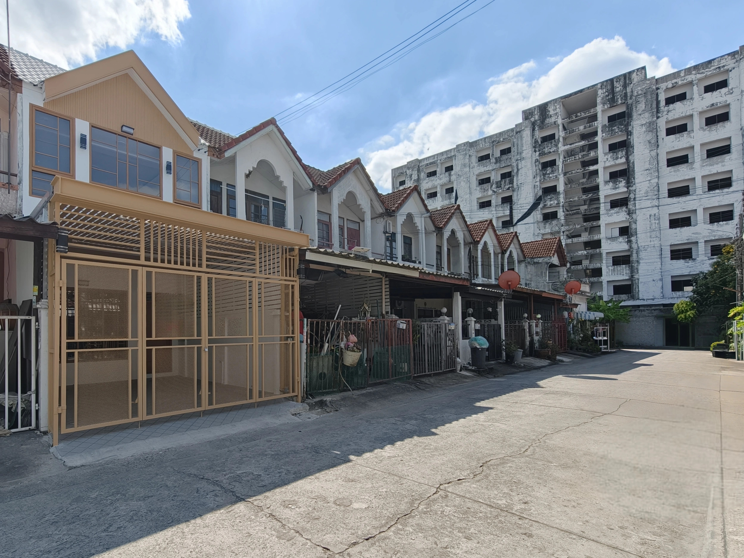 ทาวน์เฮ้าส์ นวมินทร์ 135 แยก 4-1 รีโนเวทใหม่ทั้งหลัง เนื้อที่ 16 ตร.ว. 2 นอน 2 น้ำ พื้น SPC เกรดพรีเมียม ระบบน้ำไฟใหม่ จอดรถ 1 คัน ใกล้ โลตัส สุขาภิบาล1 ตลาดปัฐวิกรณ์ Makro นวมินทร์ ทางด่วน เลียบทางด่วนฯ และมอเตอร์เวย์