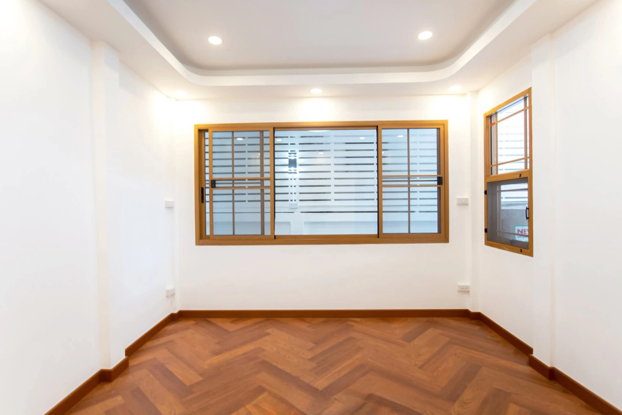 บ้านแฝด นวมินทร์ 109 แยก 3 ชั้นเดียว เลียบด่วนรามอินทรา เนื้อที่ 40 ตร.วา 2 นอน 2 น้ำ สไตล์ Cozy อบอุ่น มีพื้นที่รอบบ้าน อยู่สบาย ทำเลเงียบสงบ ใกล้ตลาดปัฐวิกรณ์ Makro นวมินทร์ โรงเรียน โรงพยาบาล และทางด่วนศรีรัช เลียบด่วนรามอินทรา อนาคต รถไฟฟ้าสายสีเทา