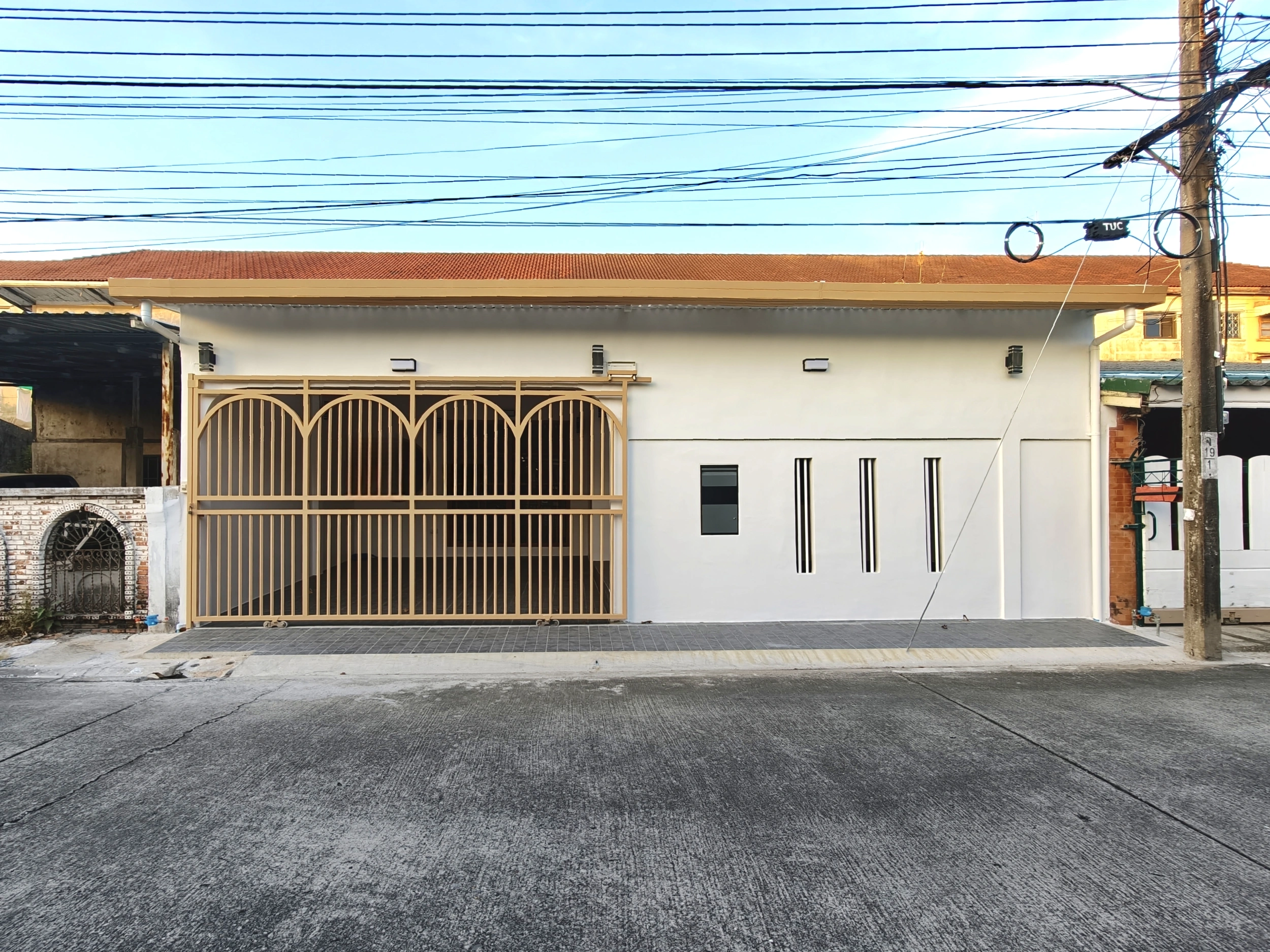 บ้านแฝด นวมินทร์ 109 แยก 3 ชั้นเดียว เลียบด่วนรามอินทรา เนื้อที่ 40 ตร.วา 2 นอน 2 น้ำ สไตล์ Cozy อบอุ่น มีพื้นที่รอบบ้าน อยู่สบาย ทำเลเงียบสงบ ใกล้ตลาดปัฐวิกรณ์ Makro นวมินทร์ โรงเรียน โรงพยาบาล และทางด่วนศรีรัช เลียบด่วนรามอินทรา อนาคต รถไฟฟ้าสายสีเทา