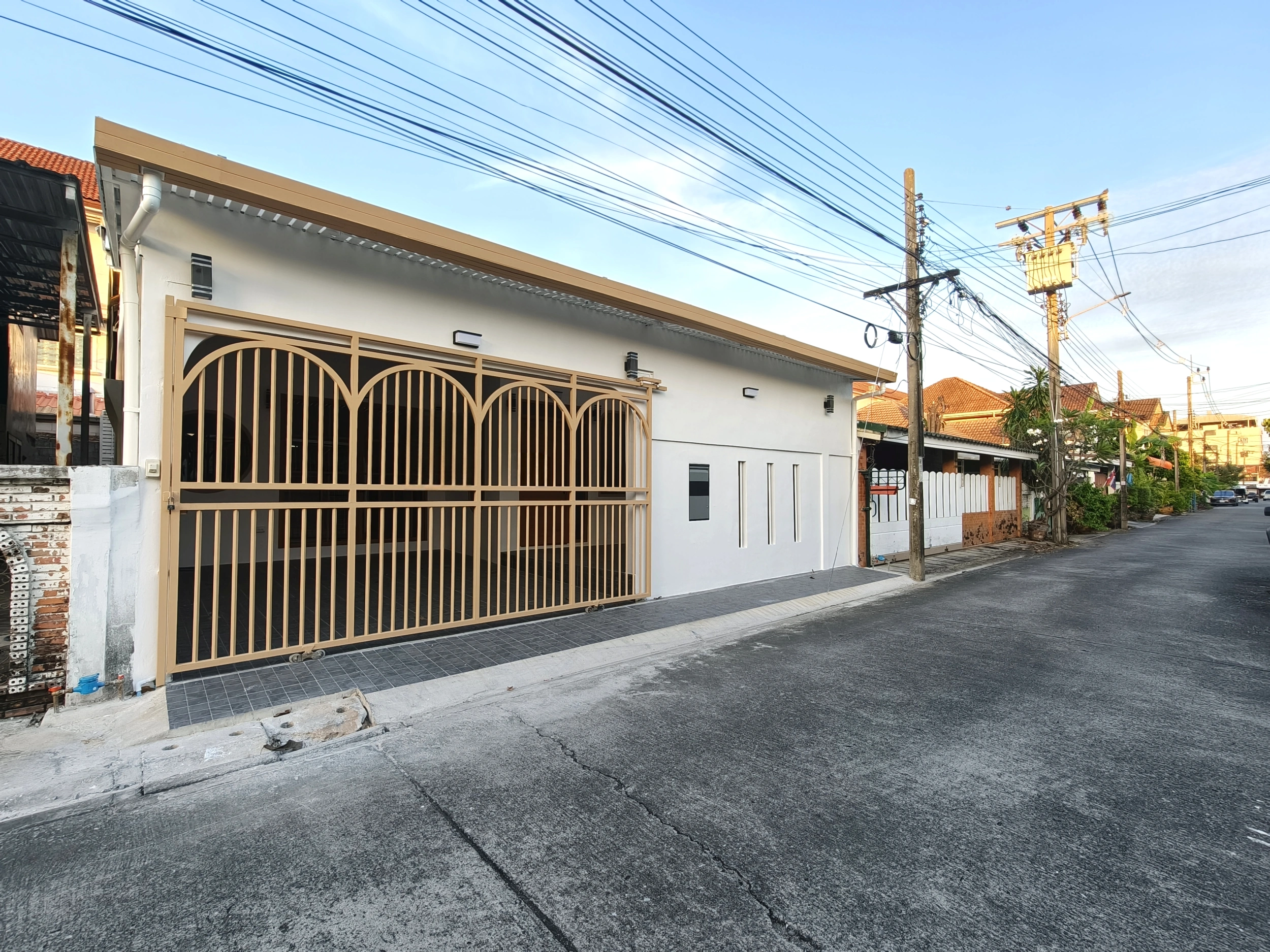 บ้านแฝด นวมินทร์ 109 แยก 3 ชั้นเดียว เลียบด่วนรามอินทรา เนื้อที่ 40 ตร.วา 2 นอน 2 น้ำ สไตล์ Cozy อบอุ่น มีพื้นที่รอบบ้าน อยู่สบาย ทำเลเงียบสงบ ใกล้ตลาดปัฐวิกรณ์ Makro นวมินทร์ โรงเรียน โรงพยาบาล และทางด่วนศรีรัช เลียบด่วนรามอินทรา อนาคต รถไฟฟ้าสายสีเทา