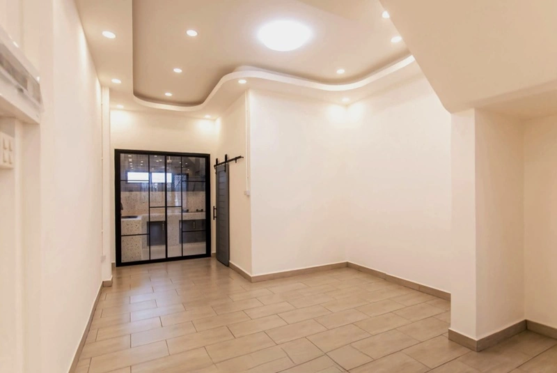 ทาวน์โฮม ซอยเสรีไทย 17 รีโนเวทใหม่ 3 ชั้น เนื้อที่ 27 ตร.วา 4 นอน 4 น้ำ 2 จอด ครัวใหม่ โซนบางกะปิ ใกล้รถไฟฟ้าสายสีเหลือง สถานีบางกะปิ