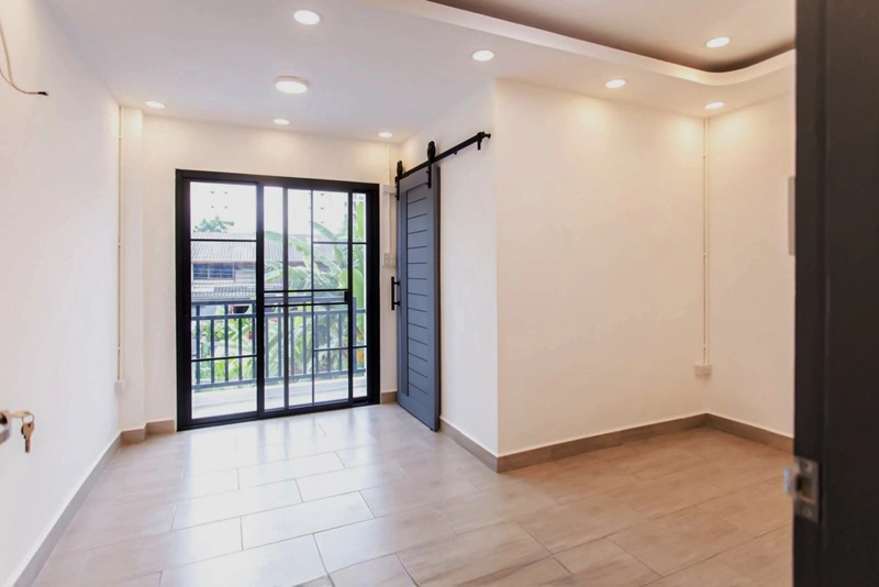 ทาวน์โฮม ซอยเสรีไทย 17 รีโนเวทใหม่ 3 ชั้น เนื้อที่ 27 ตร.วา 4 นอน 4 น้ำ 2 จอด ครัวใหม่ โซนบางกะปิ ใกล้รถไฟฟ้าสายสีเหลือง สถานีบางกะปิ