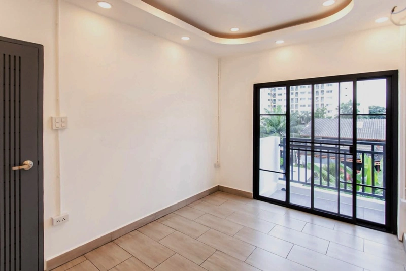 ทาวน์โฮม ซอยเสรีไทย 17 รีโนเวทใหม่ 3 ชั้น เนื้อที่ 27 ตร.วา 4 นอน 4 น้ำ 2 จอด ครัวใหม่ โซนบางกะปิ ใกล้รถไฟฟ้าสายสีเหลือง สถานีบางกะปิ