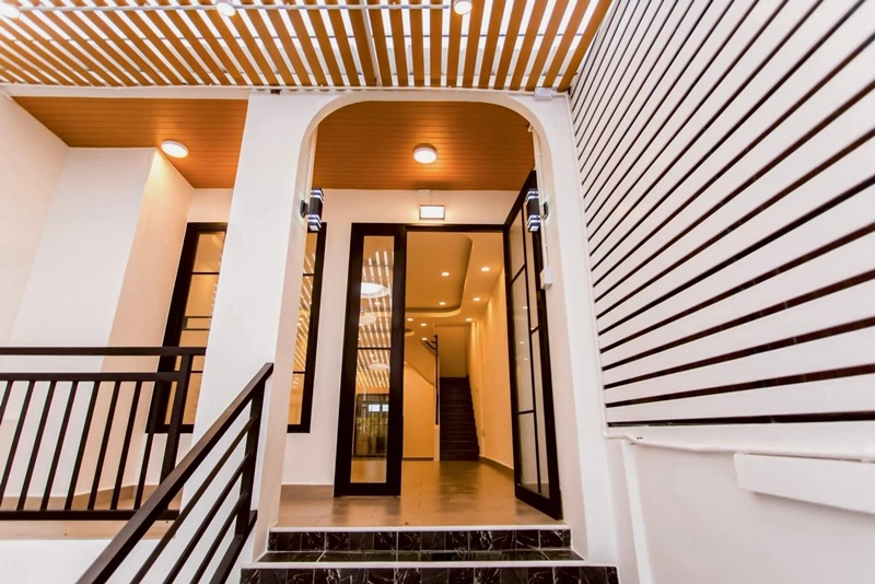 ทาวน์โฮม ซอยเสรีไทย 17 รีโนเวทใหม่ 3 ชั้น เนื้อที่ 27 ตร.วา 4 นอน 4 น้ำ 2 จอด ครัวใหม่ โซนบางกะปิ ใกล้รถไฟฟ้าสายสีเหลือง สถานีบางกะปิ