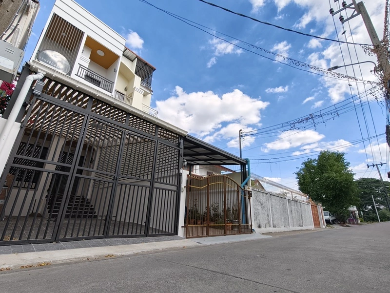 ทาวน์โฮม ซอยเสรีไทย 17 รีโนเวทใหม่ 3 ชั้น เนื้อที่ 27 ตร.วา 4 นอน 4 น้ำ 2 จอด ครัวใหม่ โซนบางกะปิ ใกล้รถไฟฟ้าสายสีเหลือง สถานีบางกะปิ