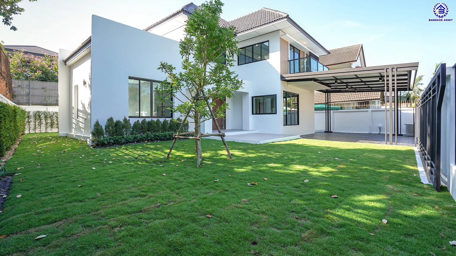 บ้านรีโนเวทใหม่ โครงการ กฤษดานคร20 ปิ่นเกล้า เนื้อที่ 121 ตร.ว. พื้นที่ใช้สอย 406. ตร.ม. พร้อมฟังก์ชันจัดเต็ม 4 ห้องนอน 5 ห้องน้ำ 1 ห้องแม่บ้าน จอดรถได้ 3 คัน บนทำเลเชื่อมต่อเมืองอย่างรวดเร็ว ใกล้ทางคู่ขนานลอยฟ้าบรมราชชนนี ทางด่วน "กาญจนาภิเษก" ม.มหิดล เซ็นทรัลปิ่นเกล้า และตลาดสดธนบุร