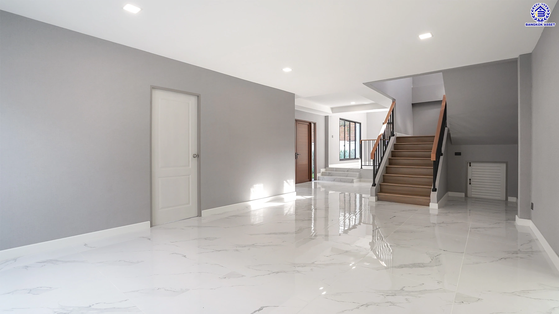 บ้านรีโนเวทใหม่ โครงการ กฤษดานคร20 ปิ่นเกล้า เนื้อที่ 121 ตร.ว. พื้นที่ใช้สอย 406. ตร.ม. พร้อมฟังก์ชันจัดเต็ม 4 ห้องนอน 5 ห้องน้ำ 1 ห้องแม่บ้าน จอดรถได้ 3 คัน บนทำเลเชื่อมต่อเมืองอย่างรวดเร็ว ใกล้ทางคู่ขนานลอยฟ้าบรมราชชนนี ทางด่วน "กาญจนาภิเษก" ม.มหิดล เซ็นทรัลปิ่นเกล้า และตลาดสดธนบุร