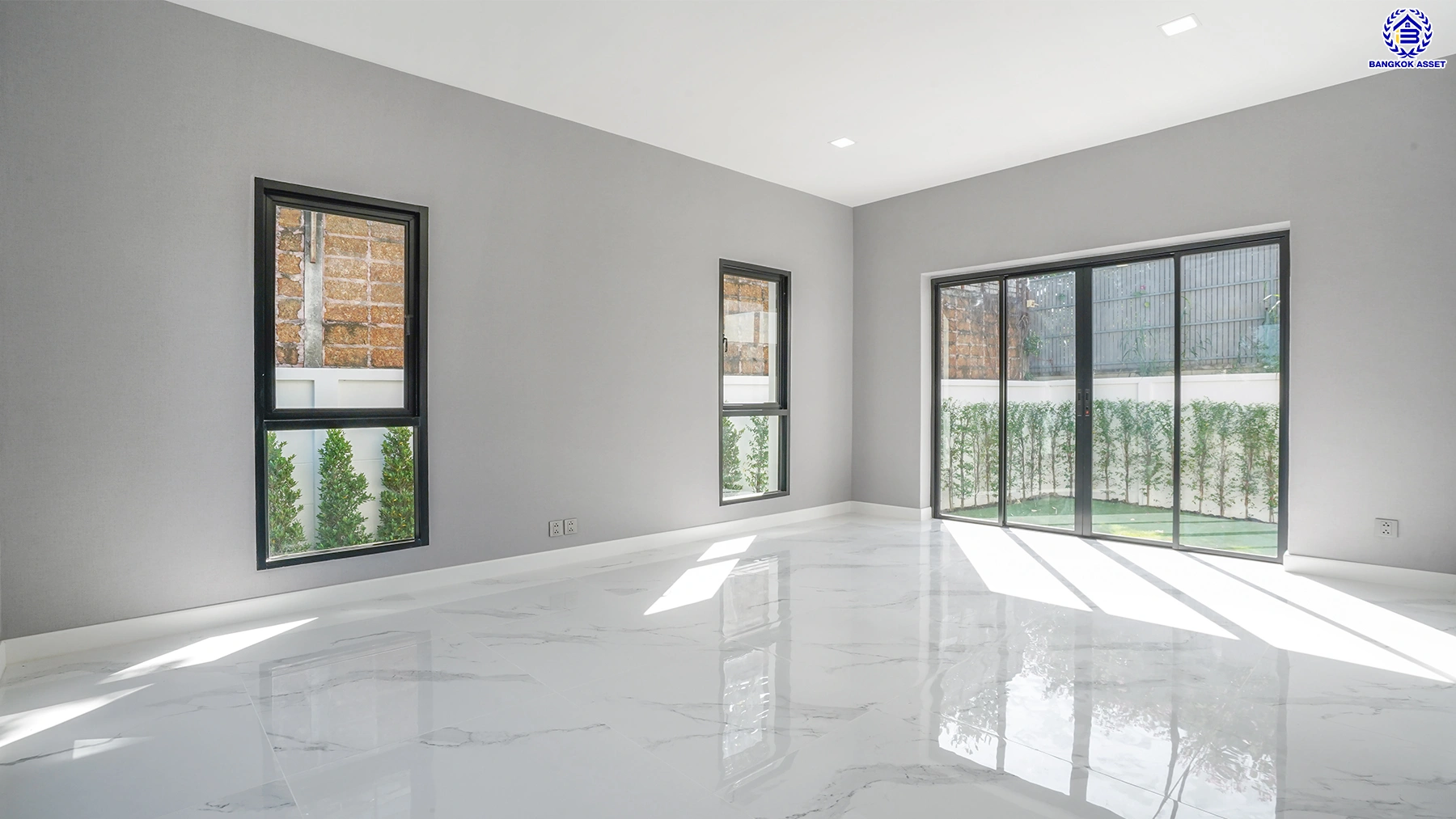 บ้านรีโนเวทใหม่ โครงการ กฤษดานคร20 ปิ่นเกล้า เนื้อที่ 121 ตร.ว. พื้นที่ใช้สอย 406. ตร.ม. พร้อมฟังก์ชันจัดเต็ม 4 ห้องนอน 5 ห้องน้ำ 1 ห้องแม่บ้าน จอดรถได้ 3 คัน บนทำเลเชื่อมต่อเมืองอย่างรวดเร็ว ใกล้ทางคู่ขนานลอยฟ้าบรมราชชนนี ทางด่วน "กาญจนาภิเษก" ม.มหิดล เซ็นทรัลปิ่นเกล้า และตลาดสดธนบุร