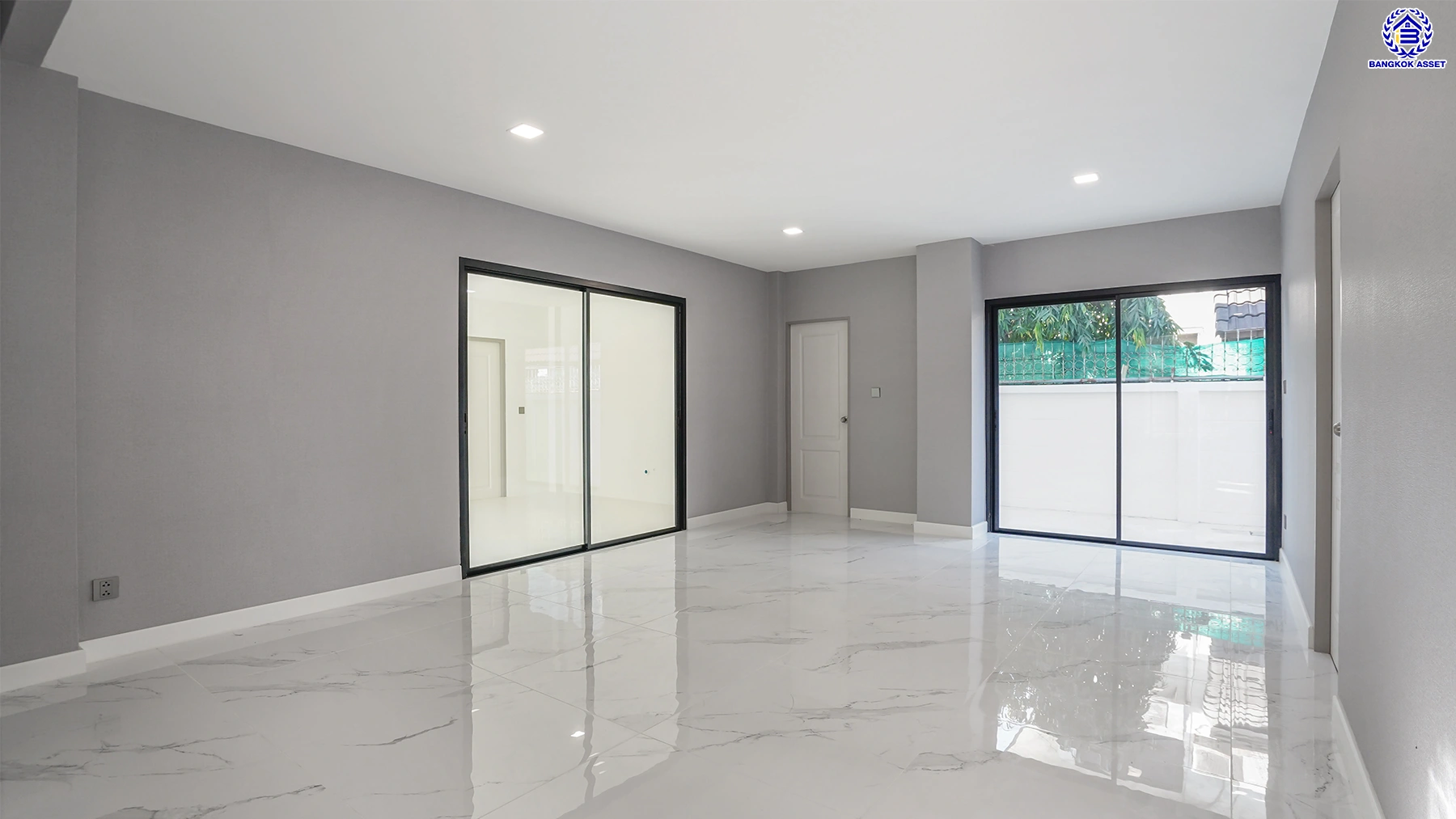 บ้านรีโนเวทใหม่ โครงการ กฤษดานคร20 ปิ่นเกล้า เนื้อที่ 121 ตร.ว. พื้นที่ใช้สอย 406. ตร.ม. พร้อมฟังก์ชันจัดเต็ม 4 ห้องนอน 5 ห้องน้ำ 1 ห้องแม่บ้าน จอดรถได้ 3 คัน บนทำเลเชื่อมต่อเมืองอย่างรวดเร็ว ใกล้ทางคู่ขนานลอยฟ้าบรมราชชนนี ทางด่วน "กาญจนาภิเษก" ม.มหิดล เซ็นทรัลปิ่นเกล้า และตลาดสดธนบุร