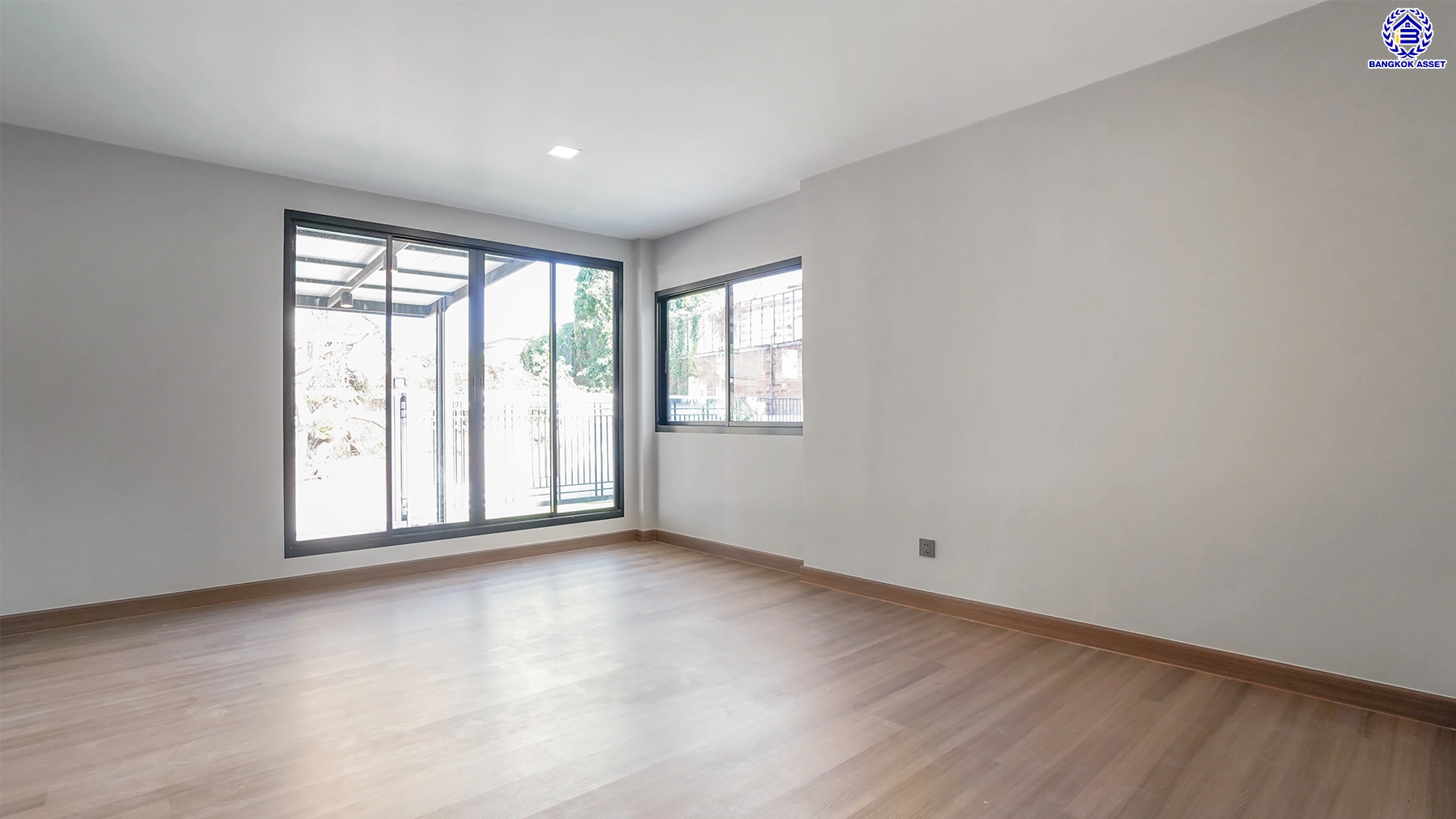 บ้านรีโนเวทใหม่ โครงการ กฤษดานคร20 ปิ่นเกล้า เนื้อที่ 121 ตร.ว. พื้นที่ใช้สอย 406. ตร.ม. พร้อมฟังก์ชันจัดเต็ม 4 ห้องนอน 5 ห้องน้ำ 1 ห้องแม่บ้าน จอดรถได้ 3 คัน บนทำเลเชื่อมต่อเมืองอย่างรวดเร็ว ใกล้ทางคู่ขนานลอยฟ้าบรมราชชนนี ทางด่วน "กาญจนาภิเษก" ม.มหิดล เซ็นทรัลปิ่นเกล้า และตลาดสดธนบุร