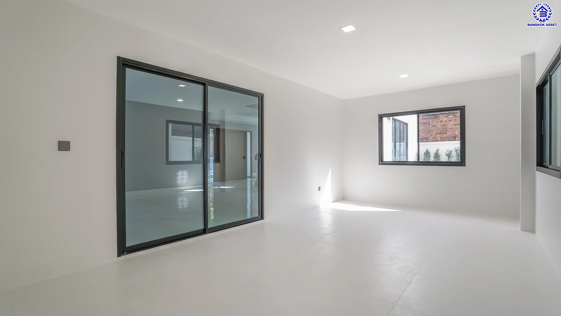 บ้านรีโนเวทใหม่ โครงการ กฤษดานคร20 ปิ่นเกล้า เนื้อที่ 121 ตร.ว. พื้นที่ใช้สอย 406. ตร.ม. พร้อมฟังก์ชันจัดเต็ม 4 ห้องนอน 5 ห้องน้ำ 1 ห้องแม่บ้าน จอดรถได้ 3 คัน บนทำเลเชื่อมต่อเมืองอย่างรวดเร็ว ใกล้ทางคู่ขนานลอยฟ้าบรมราชชนนี ทางด่วน "กาญจนาภิเษก" ม.มหิดล เซ็นทรัลปิ่นเกล้า และตลาดสดธนบุร