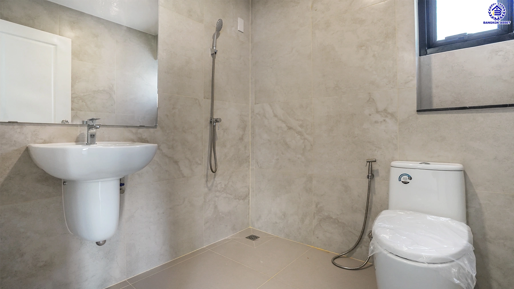 บ้านรีโนเวทใหม่ โครงการ กฤษดานคร20 ปิ่นเกล้า เนื้อที่ 121 ตร.ว. พื้นที่ใช้สอย 406. ตร.ม. พร้อมฟังก์ชันจัดเต็ม 4 ห้องนอน 5 ห้องน้ำ 1 ห้องแม่บ้าน จอดรถได้ 3 คัน บนทำเลเชื่อมต่อเมืองอย่างรวดเร็ว ใกล้ทางคู่ขนานลอยฟ้าบรมราชชนนี ทางด่วน "กาญจนาภิเษก" ม.มหิดล เซ็นทรัลปิ่นเกล้า และตลาดสดธนบุร