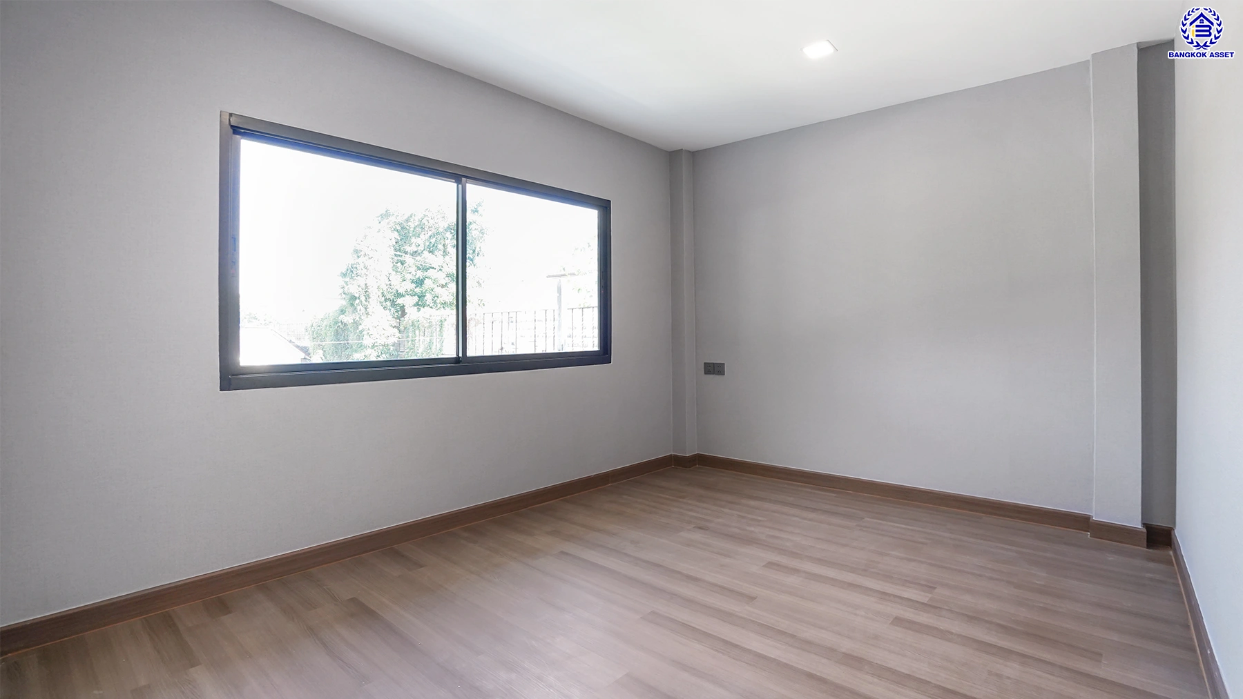 บ้านรีโนเวทใหม่ โครงการ กฤษดานคร20 ปิ่นเกล้า เนื้อที่ 121 ตร.ว. พื้นที่ใช้สอย 406. ตร.ม. พร้อมฟังก์ชันจัดเต็ม 4 ห้องนอน 5 ห้องน้ำ 1 ห้องแม่บ้าน จอดรถได้ 3 คัน บนทำเลเชื่อมต่อเมืองอย่างรวดเร็ว ใกล้ทางคู่ขนานลอยฟ้าบรมราชชนนี ทางด่วน "กาญจนาภิเษก" ม.มหิดล เซ็นทรัลปิ่นเกล้า และตลาดสดธนบุร