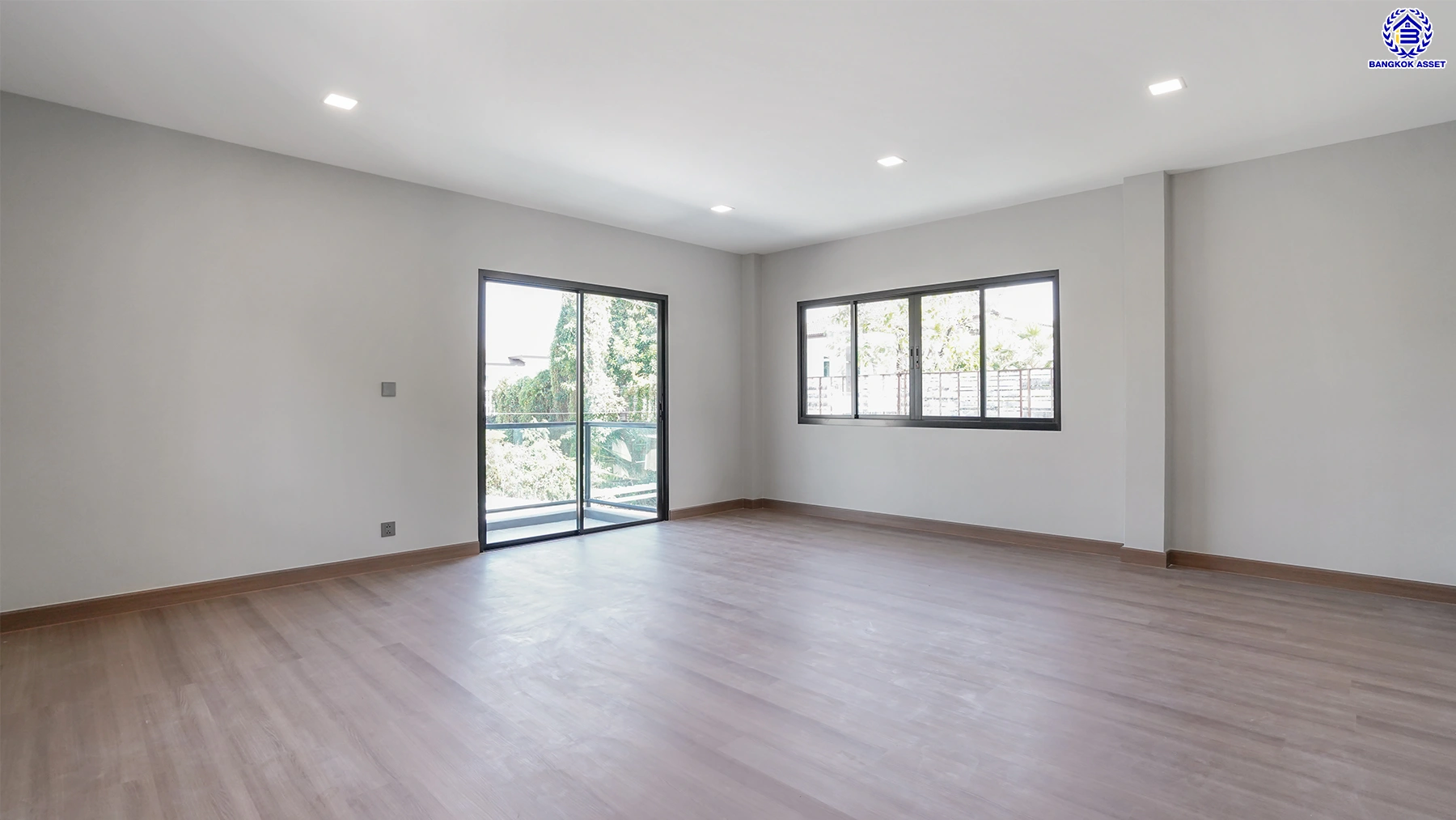 บ้านรีโนเวทใหม่ โครงการ กฤษดานคร20 ปิ่นเกล้า เนื้อที่ 121 ตร.ว. พื้นที่ใช้สอย 406. ตร.ม. พร้อมฟังก์ชันจัดเต็ม 4 ห้องนอน 5 ห้องน้ำ 1 ห้องแม่บ้าน จอดรถได้ 3 คัน บนทำเลเชื่อมต่อเมืองอย่างรวดเร็ว ใกล้ทางคู่ขนานลอยฟ้าบรมราชชนนี ทางด่วน "กาญจนาภิเษก" ม.มหิดล เซ็นทรัลปิ่นเกล้า และตลาดสดธนบุร