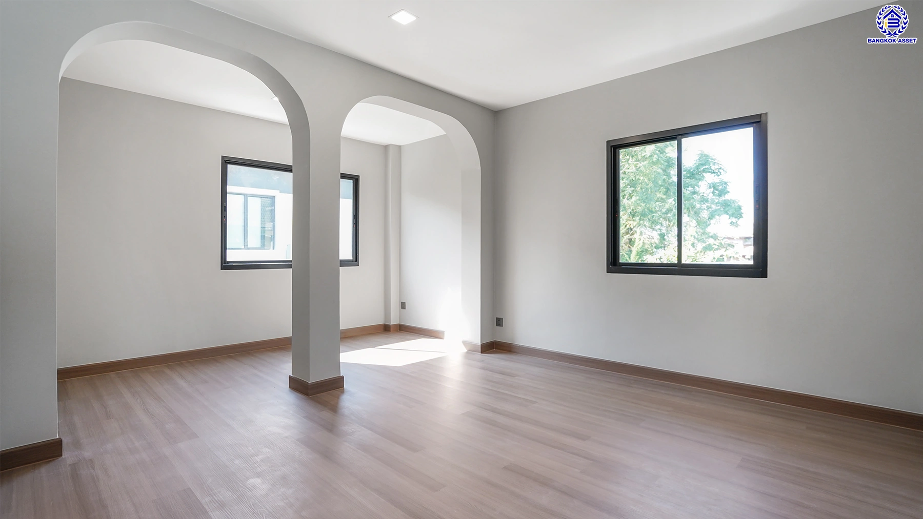 บ้านรีโนเวทใหม่ โครงการ กฤษดานคร20 ปิ่นเกล้า เนื้อที่ 121 ตร.ว. พื้นที่ใช้สอย 406. ตร.ม. พร้อมฟังก์ชันจัดเต็ม 4 ห้องนอน 5 ห้องน้ำ 1 ห้องแม่บ้าน จอดรถได้ 3 คัน บนทำเลเชื่อมต่อเมืองอย่างรวดเร็ว ใกล้ทางคู่ขนานลอยฟ้าบรมราชชนนี ทางด่วน "กาญจนาภิเษก" ม.มหิดล เซ็นทรัลปิ่นเกล้า และตลาดสดธนบุร