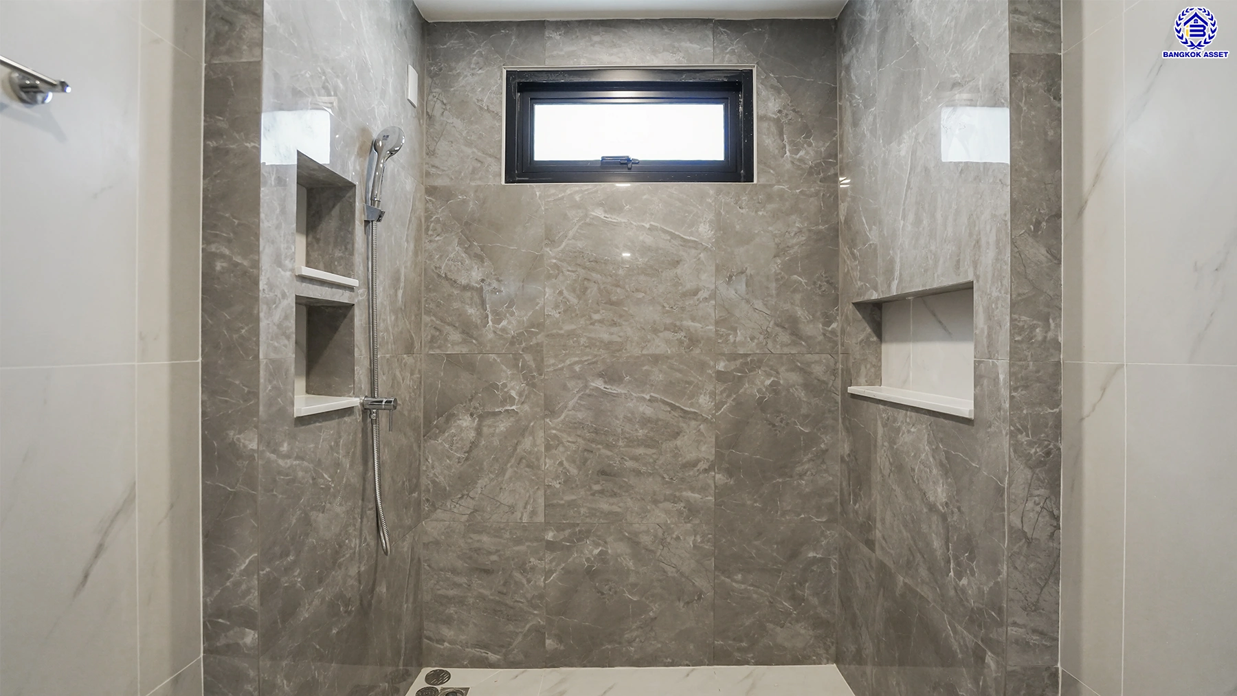 บ้านรีโนเวทใหม่ โครงการ กฤษดานคร20 ปิ่นเกล้า เนื้อที่ 121 ตร.ว. พื้นที่ใช้สอย 406. ตร.ม. พร้อมฟังก์ชันจัดเต็ม 4 ห้องนอน 5 ห้องน้ำ 1 ห้องแม่บ้าน จอดรถได้ 3 คัน บนทำเลเชื่อมต่อเมืองอย่างรวดเร็ว ใกล้ทางคู่ขนานลอยฟ้าบรมราชชนนี ทางด่วน "กาญจนาภิเษก" ม.มหิดล เซ็นทรัลปิ่นเกล้า และตลาดสดธนบุร