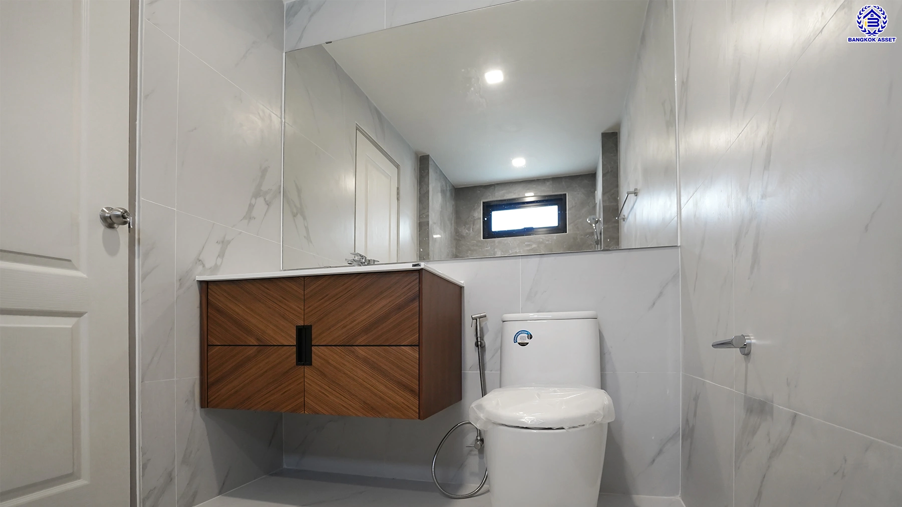 บ้านรีโนเวทใหม่ โครงการ กฤษดานคร20 ปิ่นเกล้า เนื้อที่ 121 ตร.ว. พื้นที่ใช้สอย 406. ตร.ม. พร้อมฟังก์ชันจัดเต็ม 4 ห้องนอน 5 ห้องน้ำ 1 ห้องแม่บ้าน จอดรถได้ 3 คัน บนทำเลเชื่อมต่อเมืองอย่างรวดเร็ว ใกล้ทางคู่ขนานลอยฟ้าบรมราชชนนี ทางด่วน "กาญจนาภิเษก" ม.มหิดล เซ็นทรัลปิ่นเกล้า และตลาดสดธนบุร