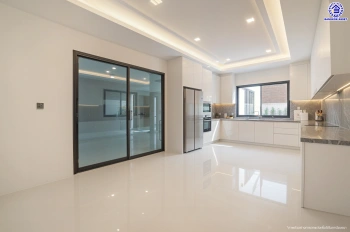 บ้านรีโนเวทใหม่ โครงการ กฤษดานคร20 ปิ่นเกล้า เนื้อที่ 121 ตร.ว. พื้นที่ใช้สอย 406. ตร.ม. พร้อมฟังก์ชันจัดเต็ม 4 ห้องนอน 5 ห้องน้ำ 1 ห้องแม่บ้าน จอดรถได้ 3 คัน บนทำเลเชื่อมต่อเมืองอย่างรวดเร็ว ใกล้ทางคู่ขนานลอยฟ้าบรมราชชนนี ทางด่วน "กาญจนาภิเษก" ม.มหิดล เซ็นทรัลปิ่นเกล้า และตลาดสดธนบุร