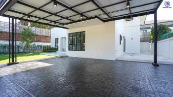 บ้านรีโนเวทใหม่ โครงการ กฤษดานคร20 ปิ่นเกล้า เนื้อที่ 121 ตร.ว. พื้นที่ใช้สอย 406. ตร.ม. พร้อมฟังก์ชันจัดเต็ม 4 ห้องนอน 5 ห้องน้ำ 1 ห้องแม่บ้าน จอดรถได้ 3 คัน บนทำเลเชื่อมต่อเมืองอย่างรวดเร็ว ใกล้ทางคู่ขนานลอยฟ้าบรมราชชนนี ทางด่วน "กาญจนาภิเษก" ม.มหิดล เซ็นทรัลปิ่นเกล้า และตลาดสดธนบุร