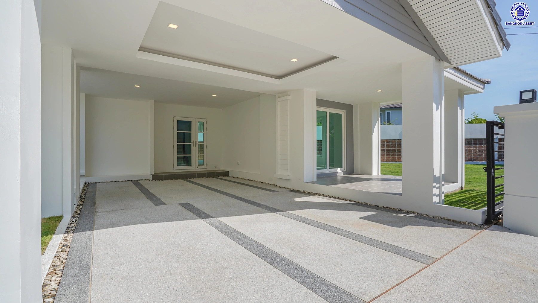 บ้านรีโนเวทใหม่ จาก Q.House โครงการ คาซ่าวิลล์ วัชรพล หลังมุม เนื้อที่ 129 ตร.ว. พื้นที่ใช้สอย 258.25 ตร.ม. ฟังก์ชัน 4 ห้องนอน 3 ห้องน้ำ จอดรถได้ 2 คัน Facilities ครบครัน บนทำเลเชื่อมต่อหลายเส้นทาง ถ.รามอินทรา ถ.สายไหม และถ.พหลโยธิน ใกล้สนามบินดอนเมือง ทางด่วน "รามอินทรา" และรถไฟฟ้าสายสีเขียว "สถานี